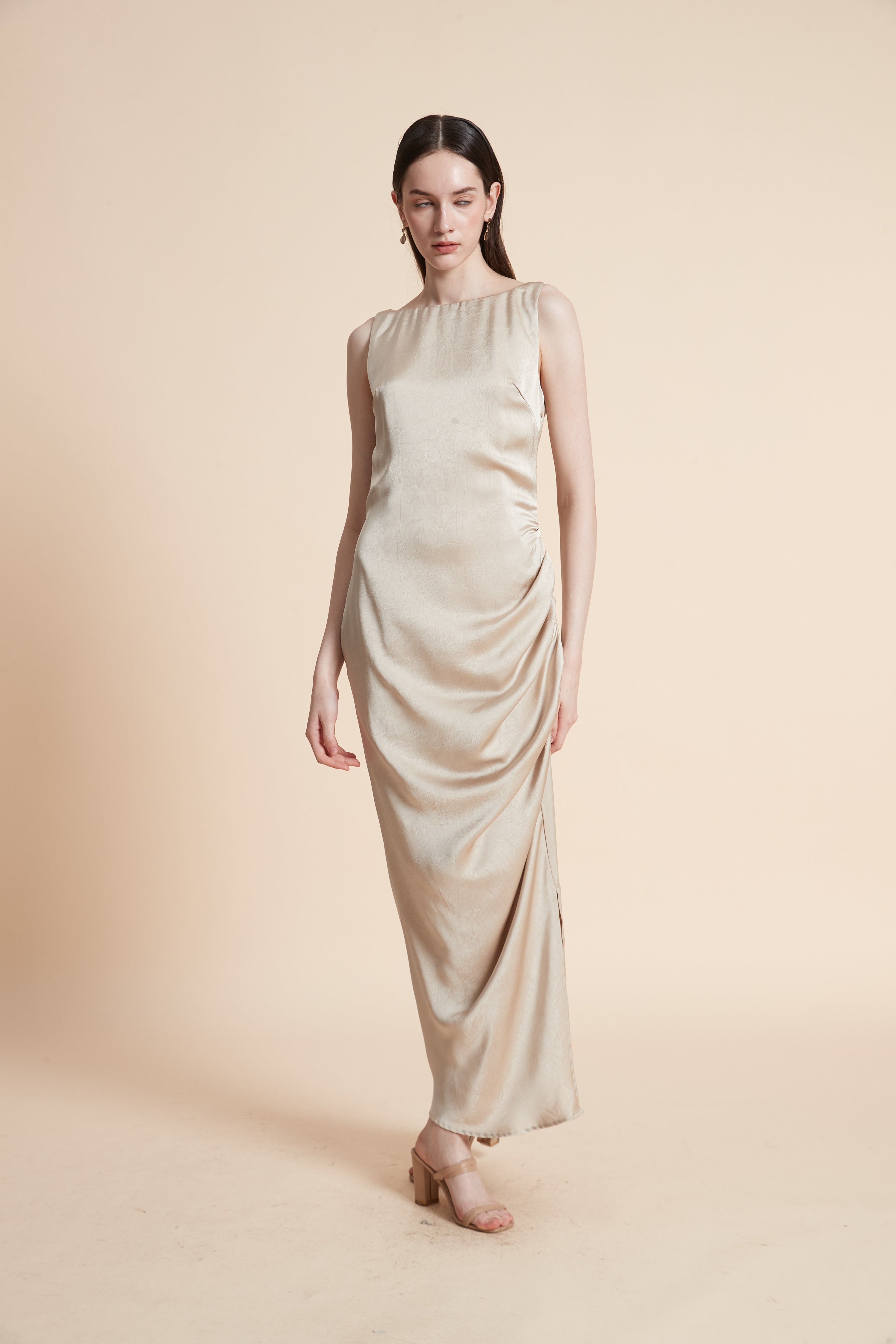 فستان طويل سادة بدون أكمام