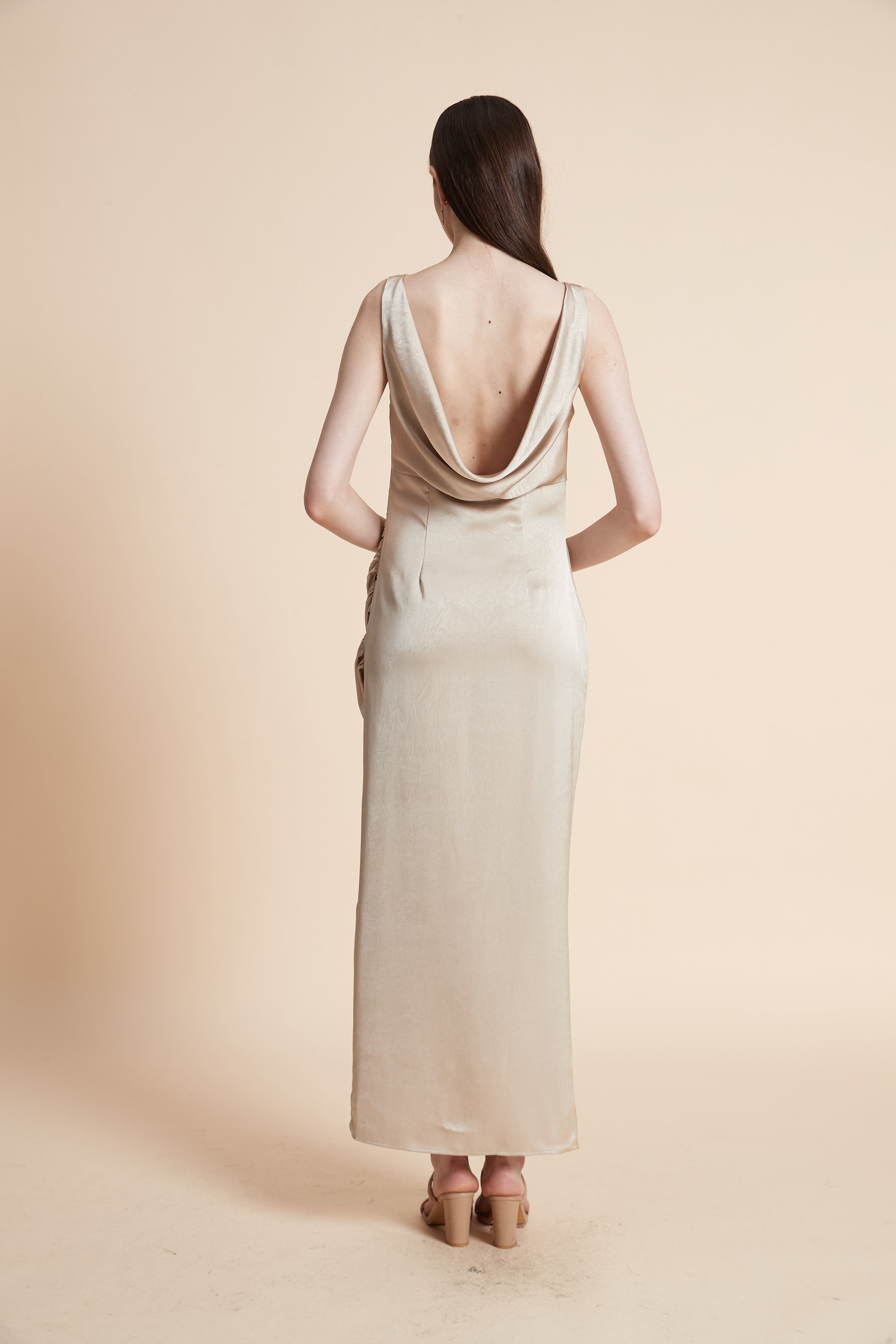 فستان طويل سادة بدون أكمام