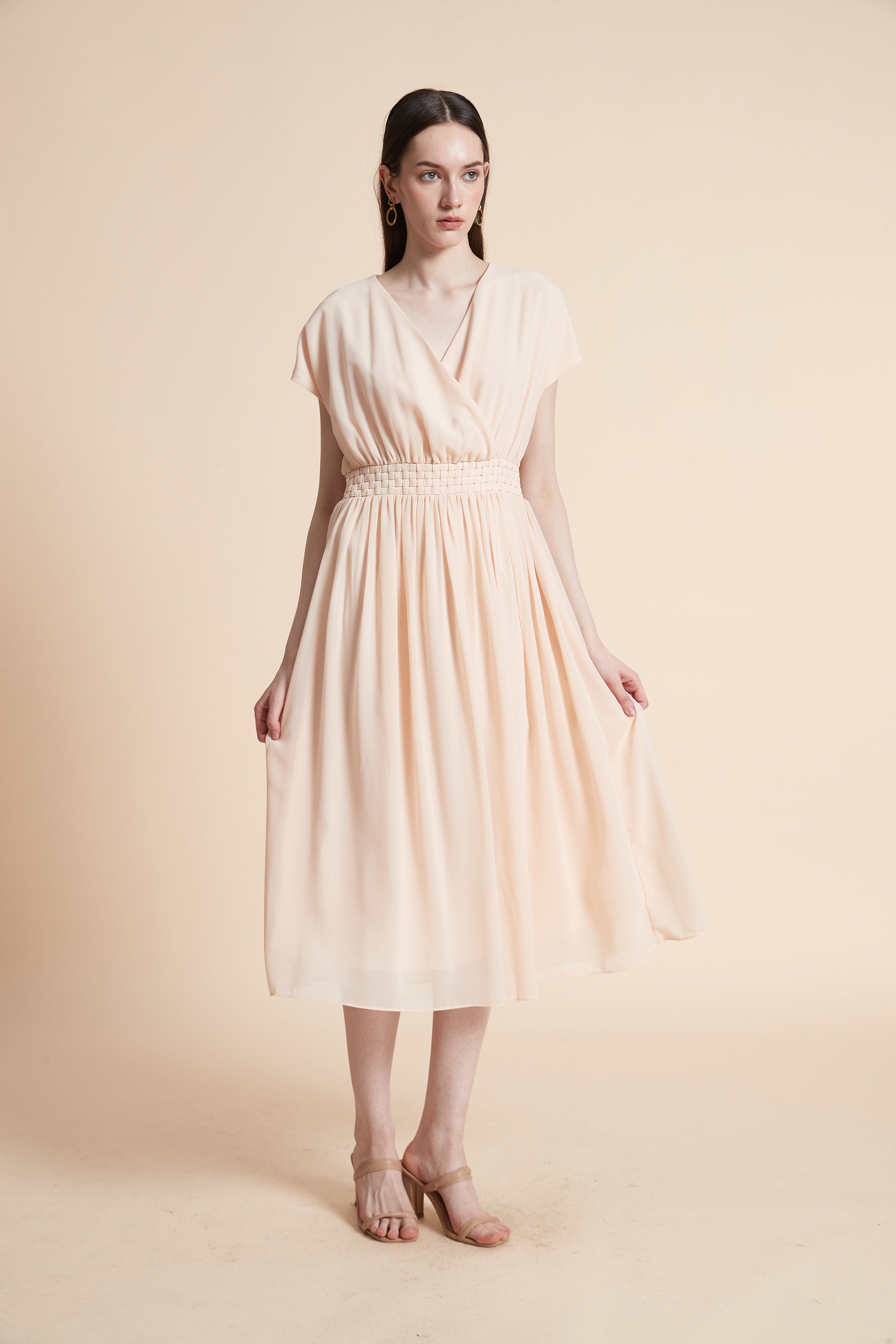 فستان ميدي سادة بأكمام قصيرة