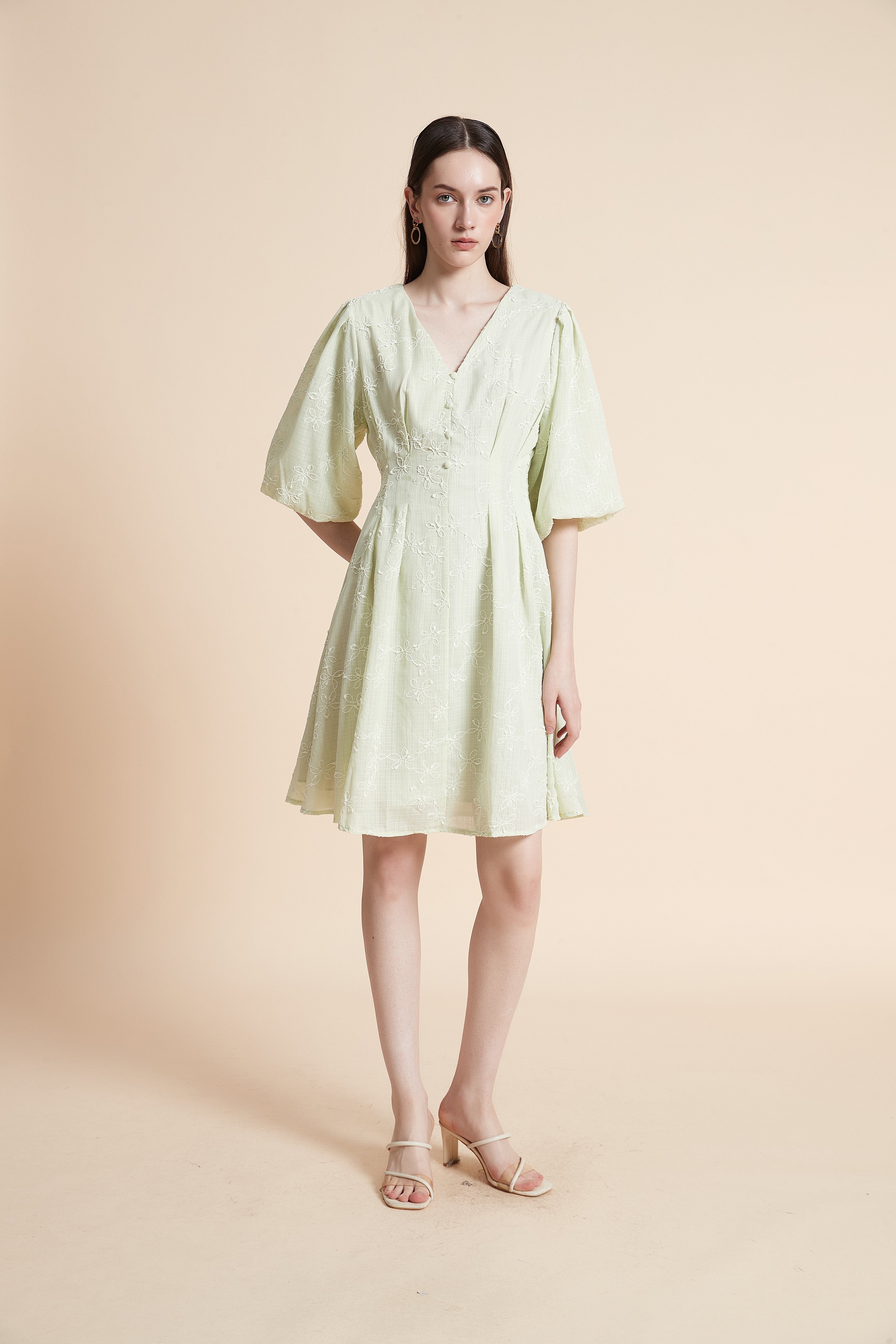 فستان بطول الركبة مطرز بأكمام قصيرة