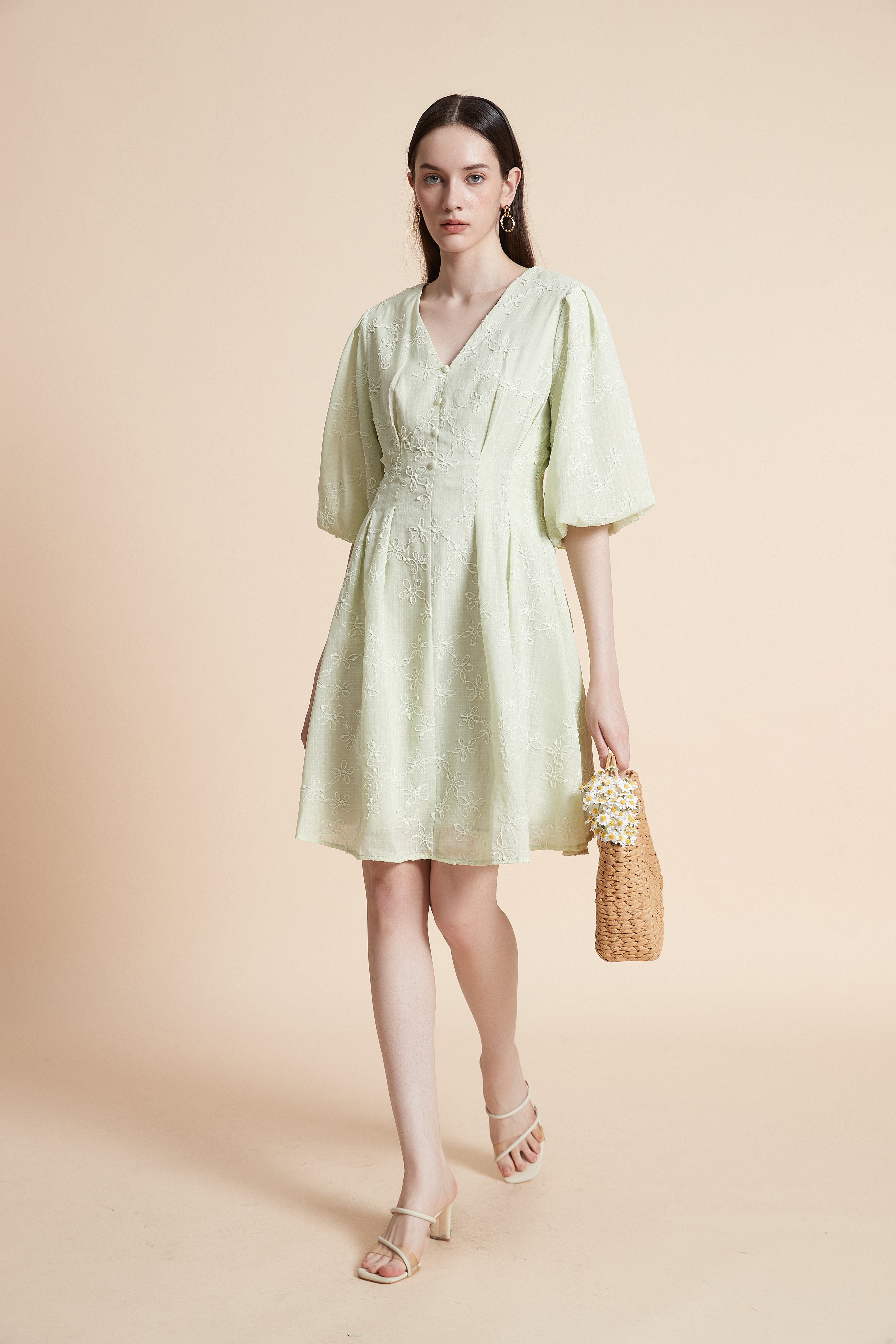 فستان بطول الركبة مطرز بأكمام قصيرة