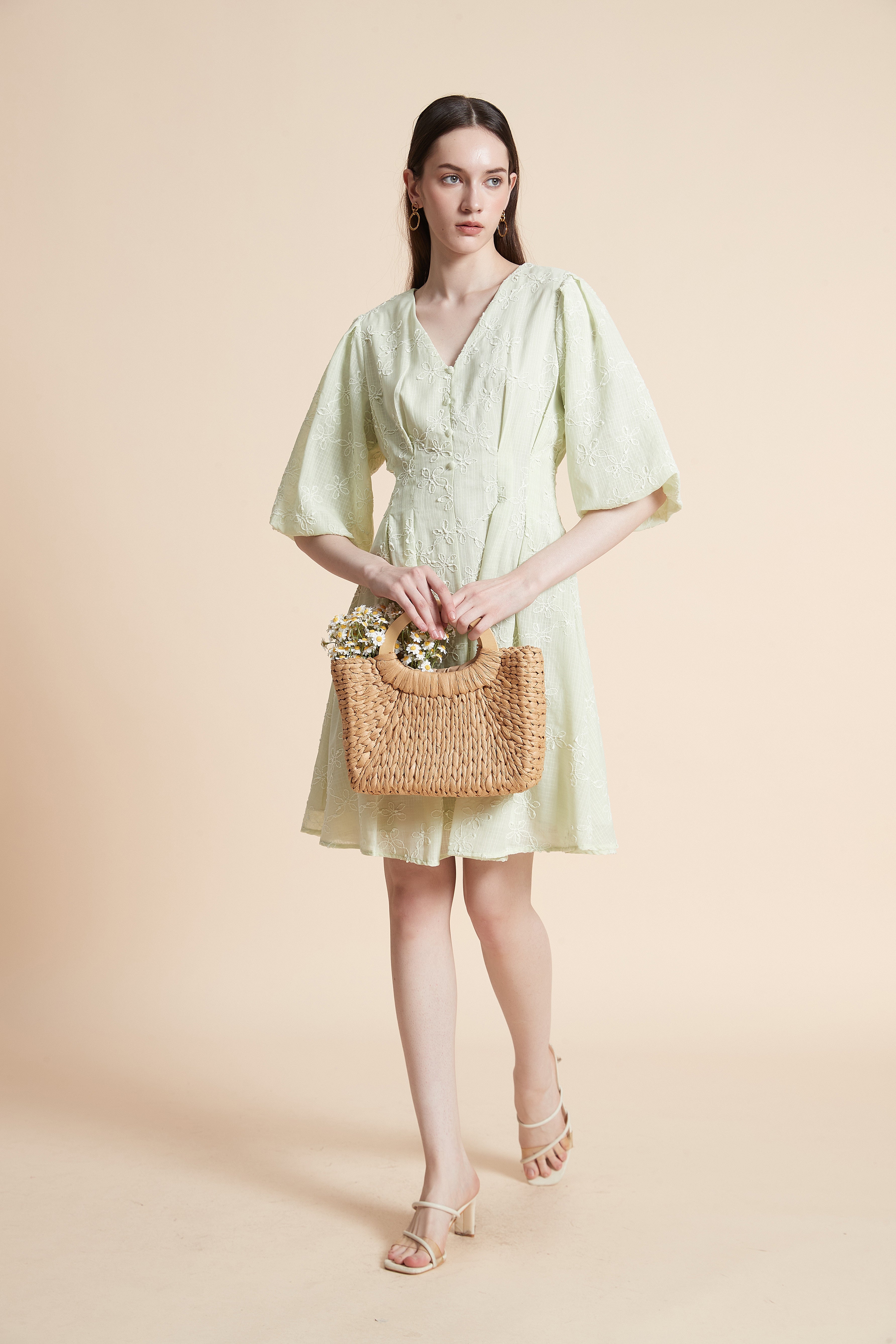 فستان بطول الركبة مطرز بأكمام قصيرة