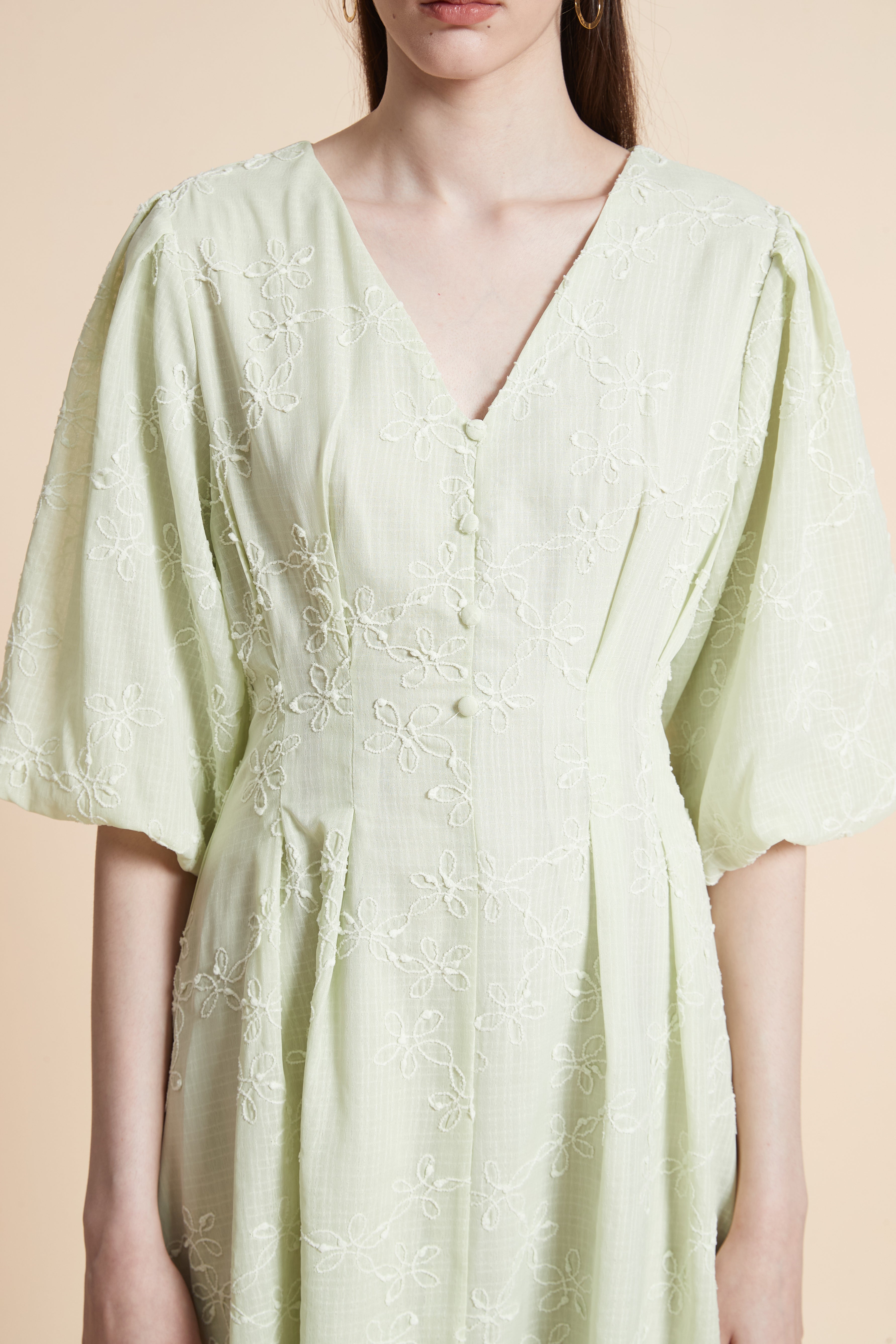 فستان بطول الركبة مطرز بأكمام قصيرة