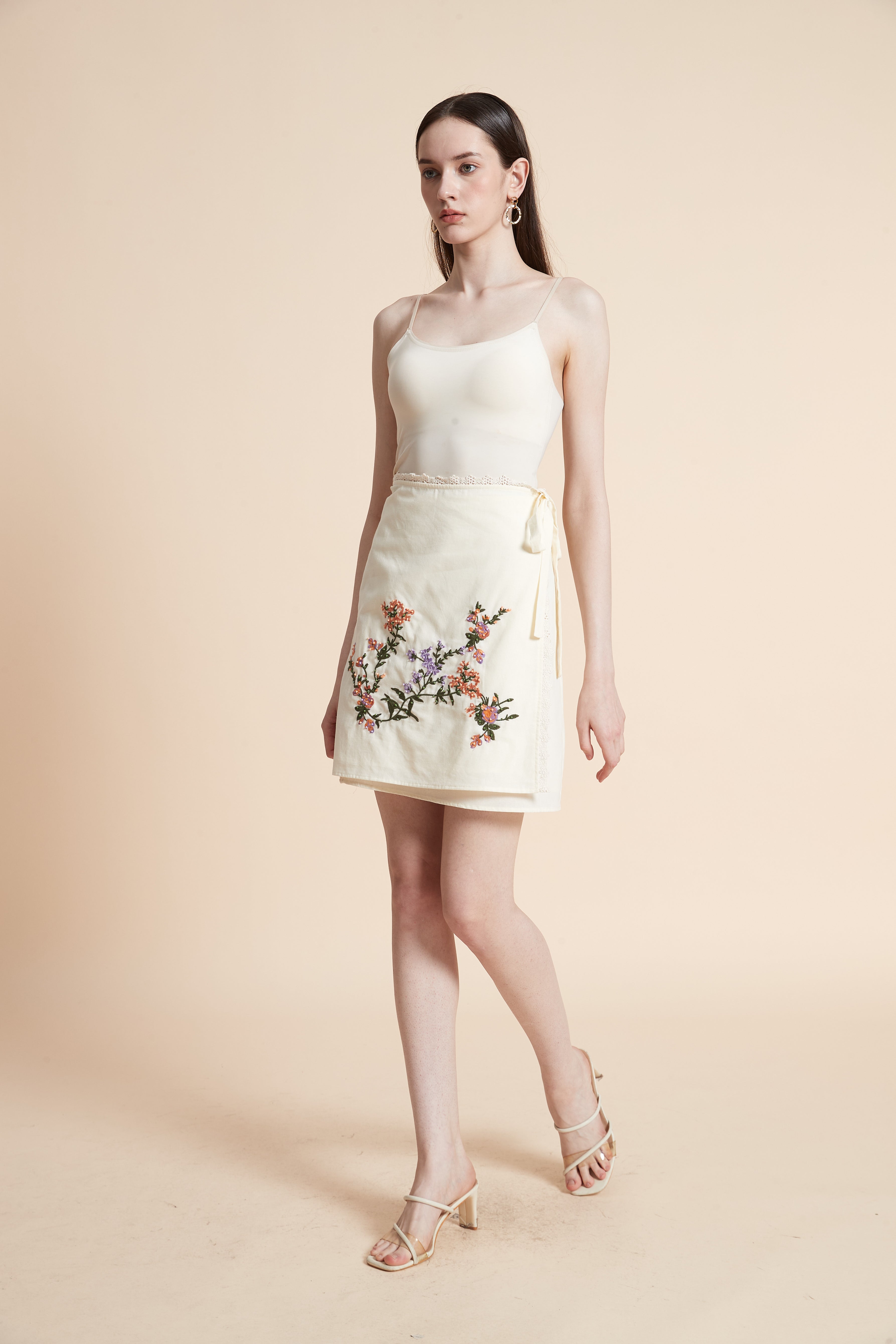 تنورة قصيرة سادة بتطريز