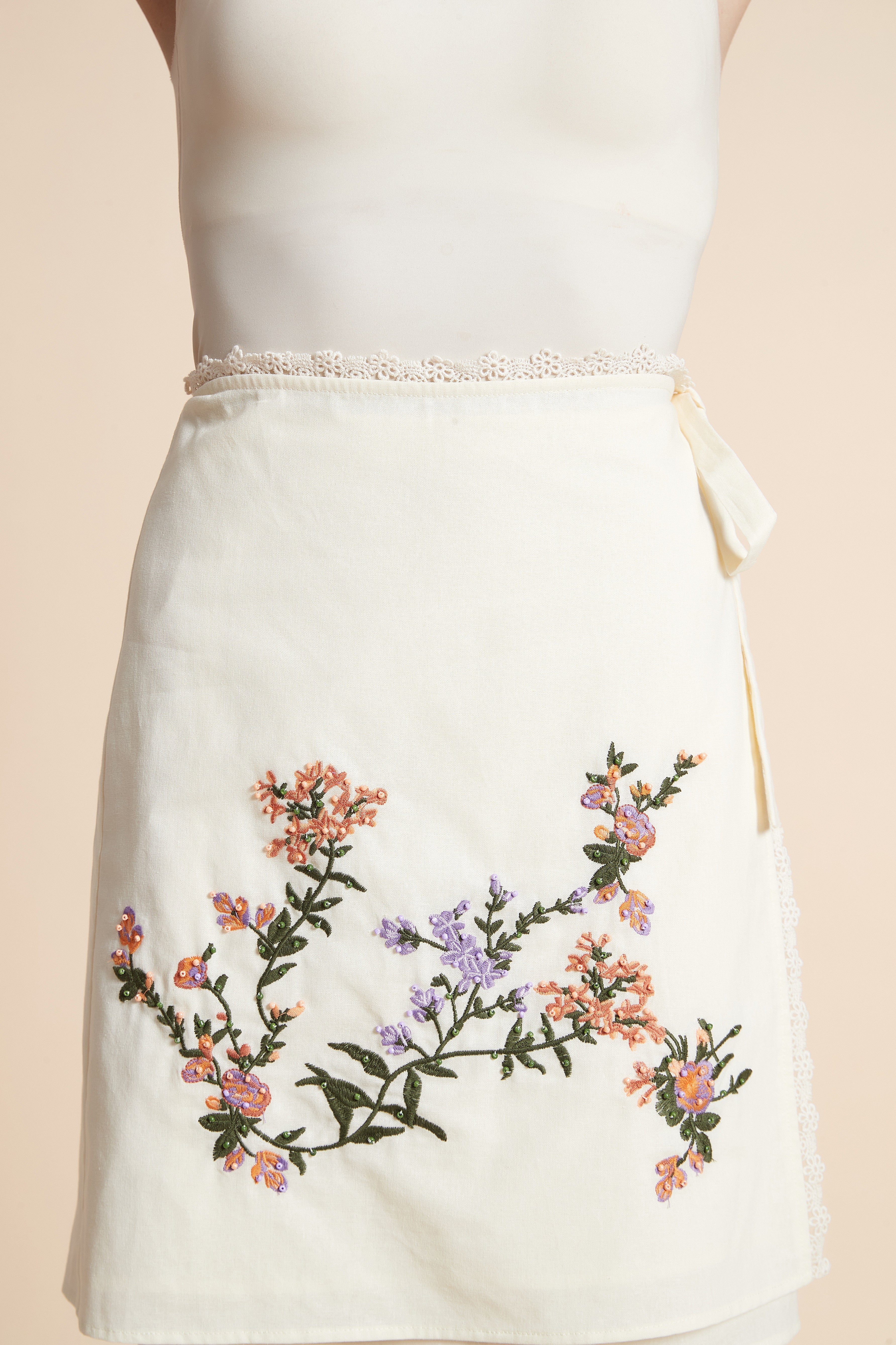 تنورة قصيرة سادة بتطريز