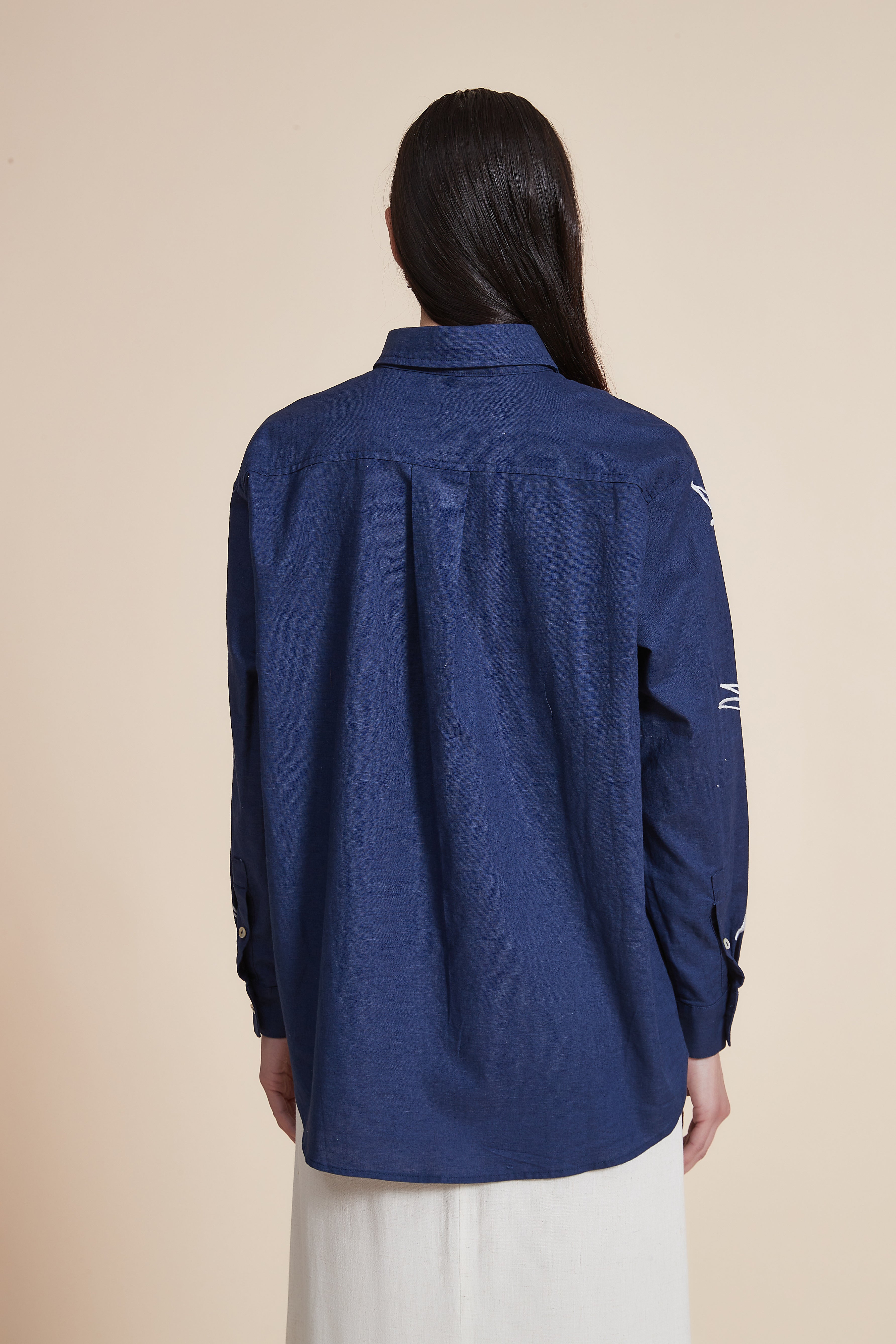 بلوزة كم طويل مطرزة بأزرار