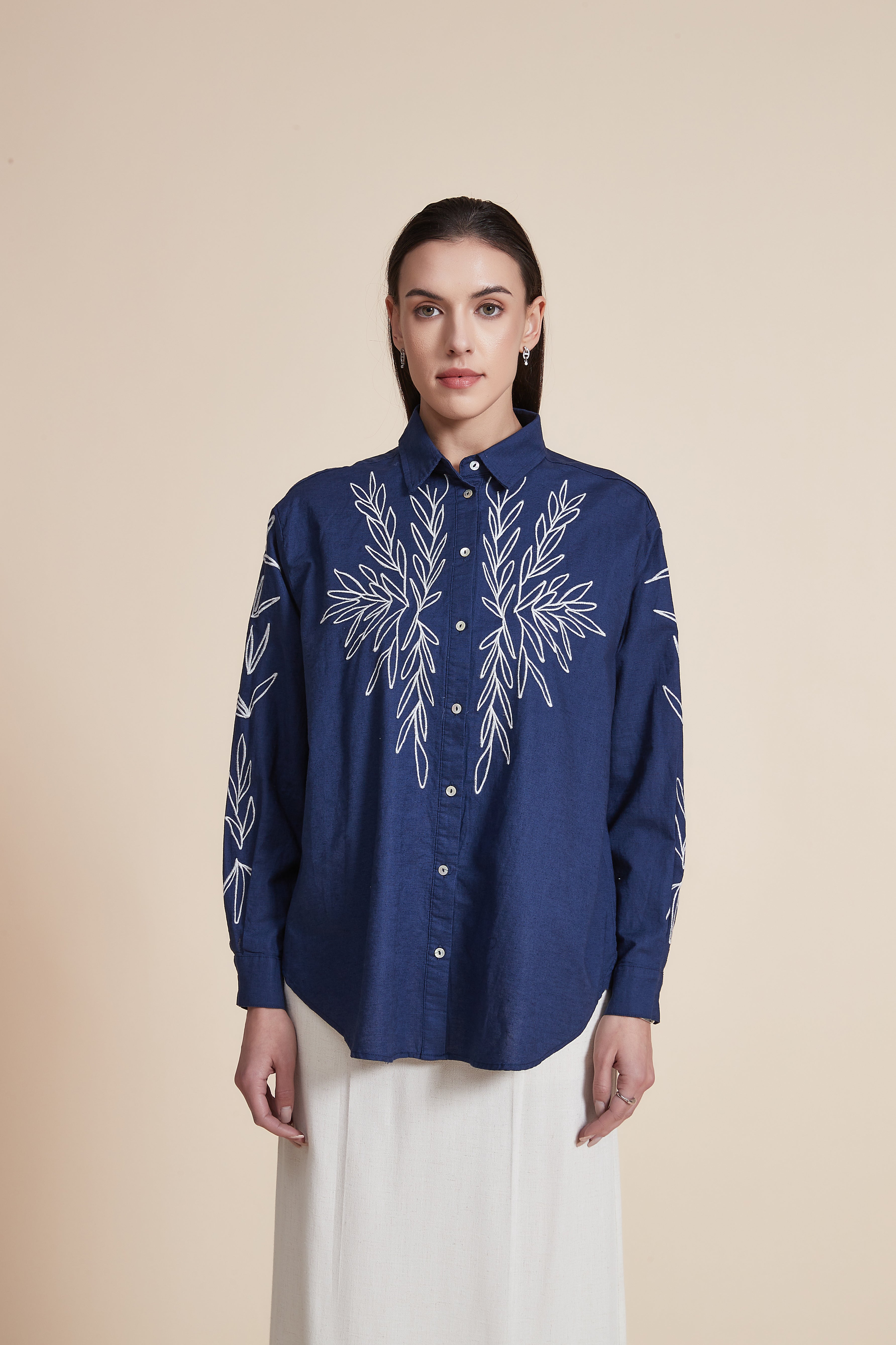 بلوزة كم طويل مطرزة بأزرار