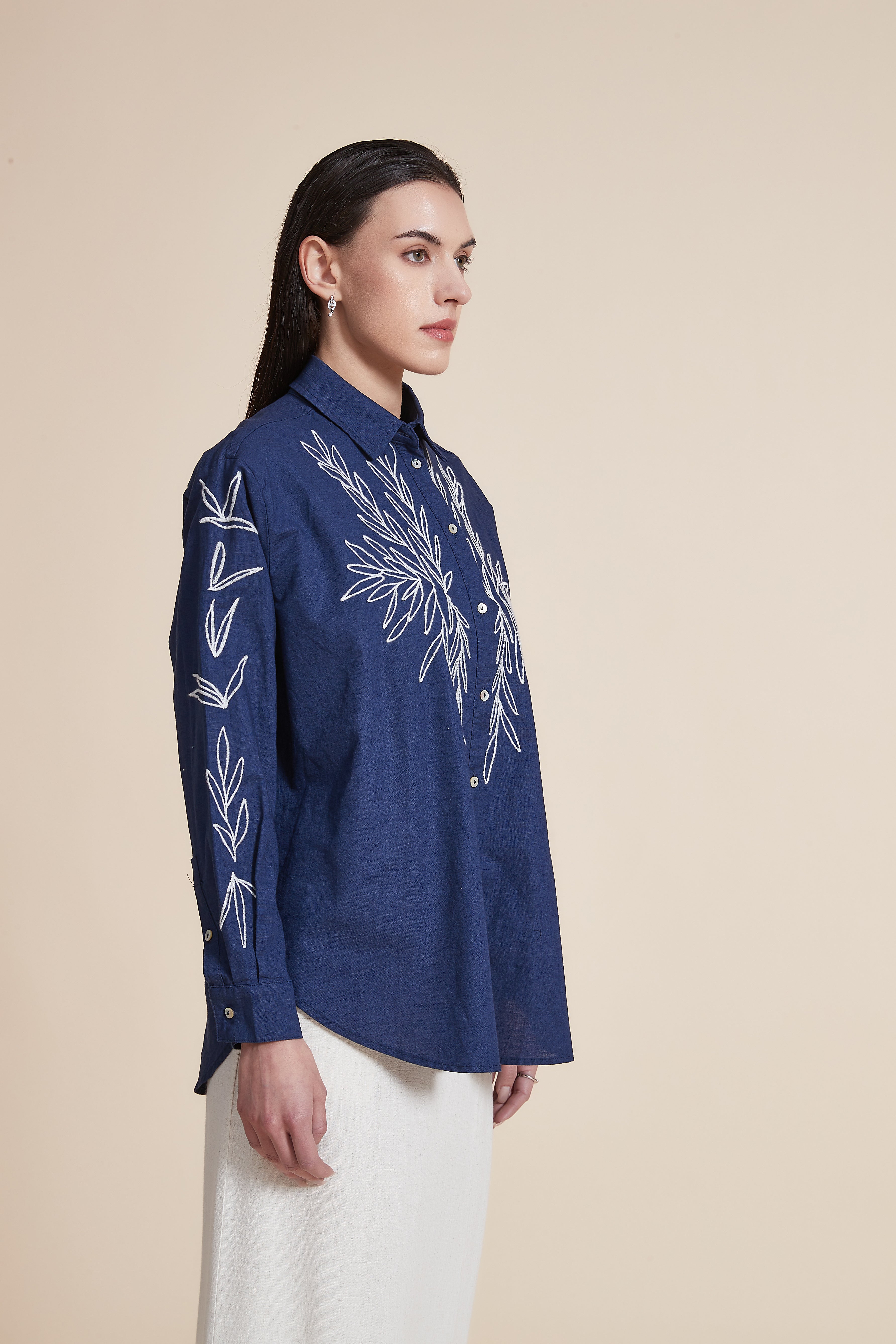 بلوزة كم طويل مطرزة بأزرار