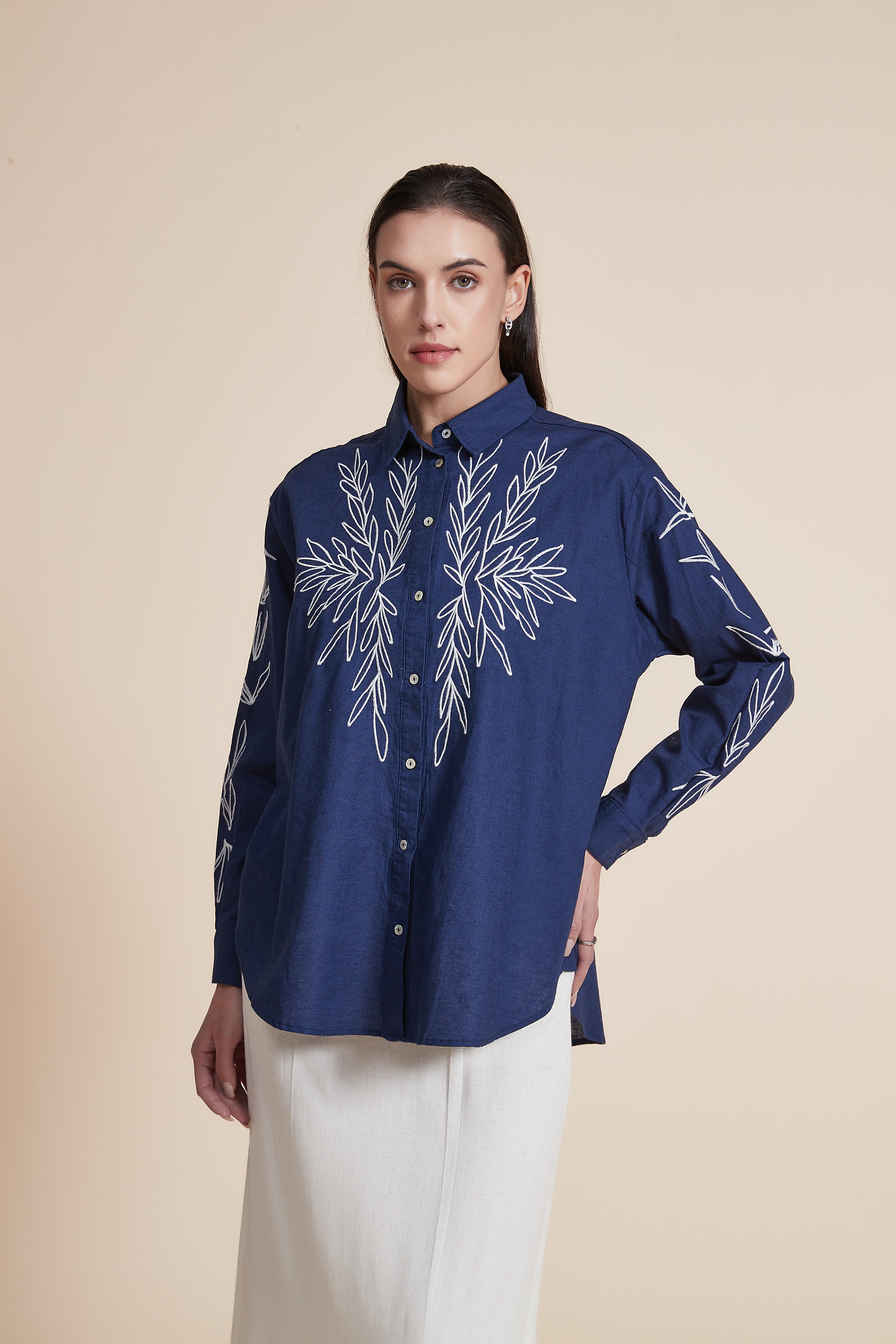 بلوزة كم طويل مطرزة بأزرار