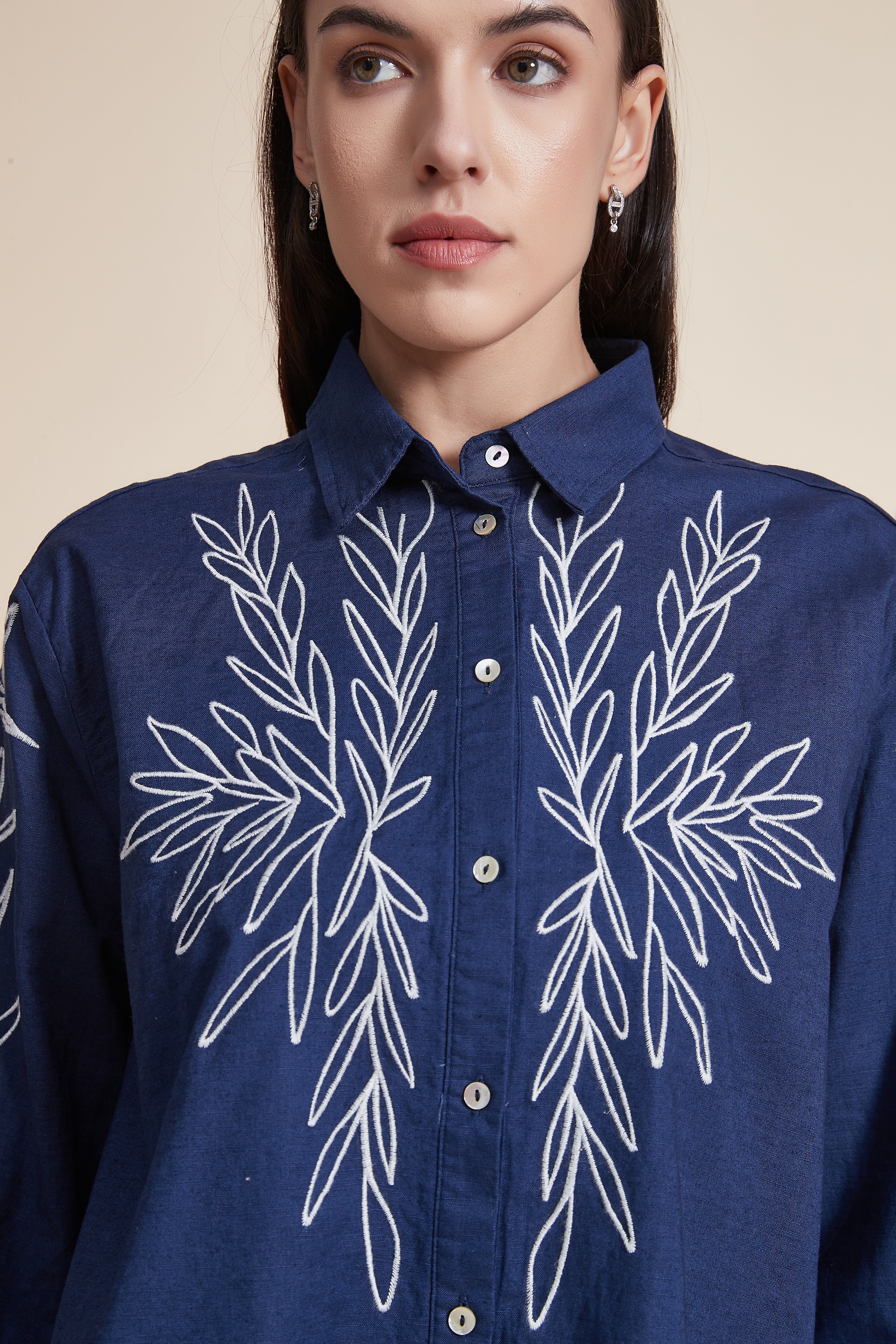 بلوزة كم طويل مطرزة بأزرار