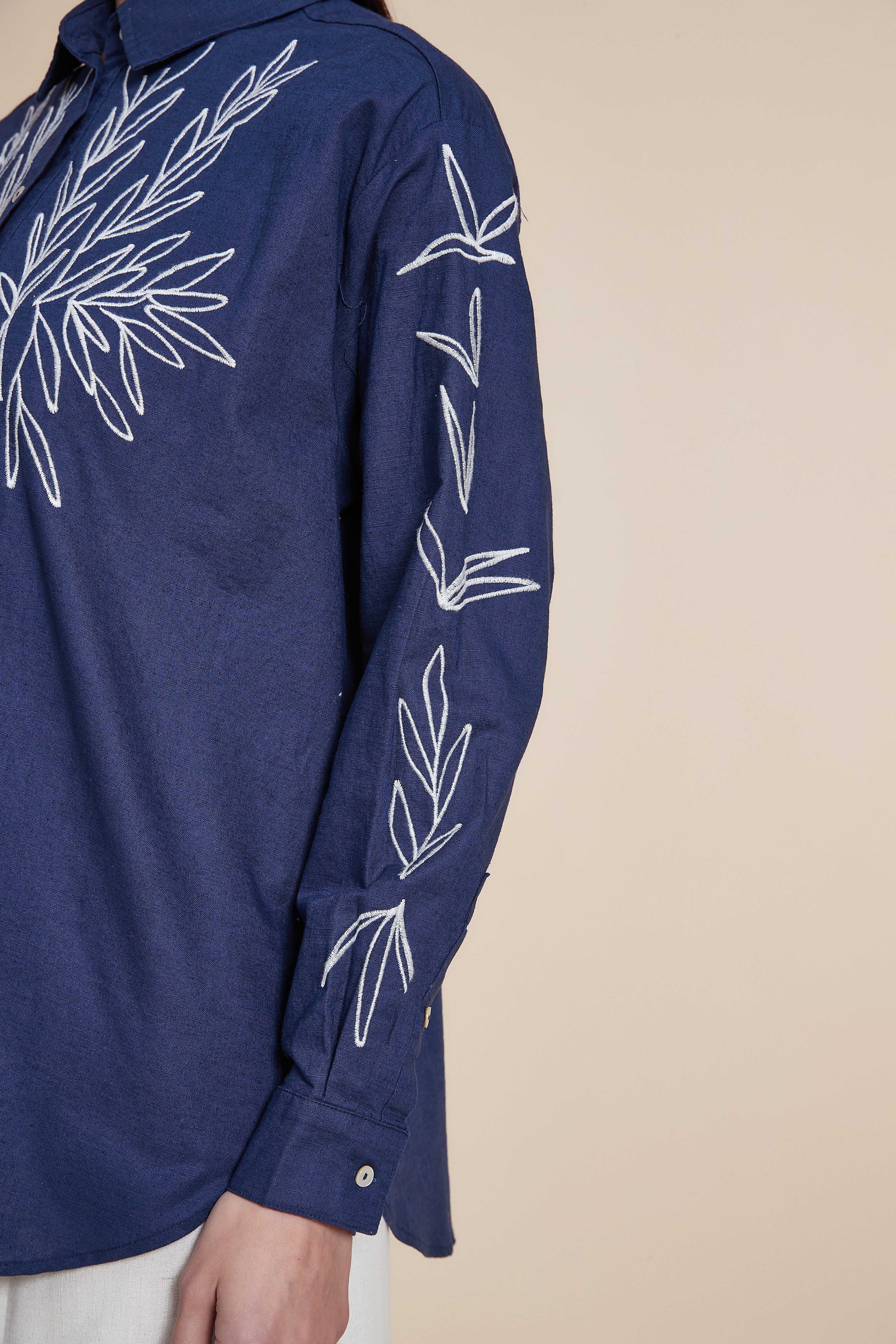 بلوزة كم طويل مطرزة بأزرار