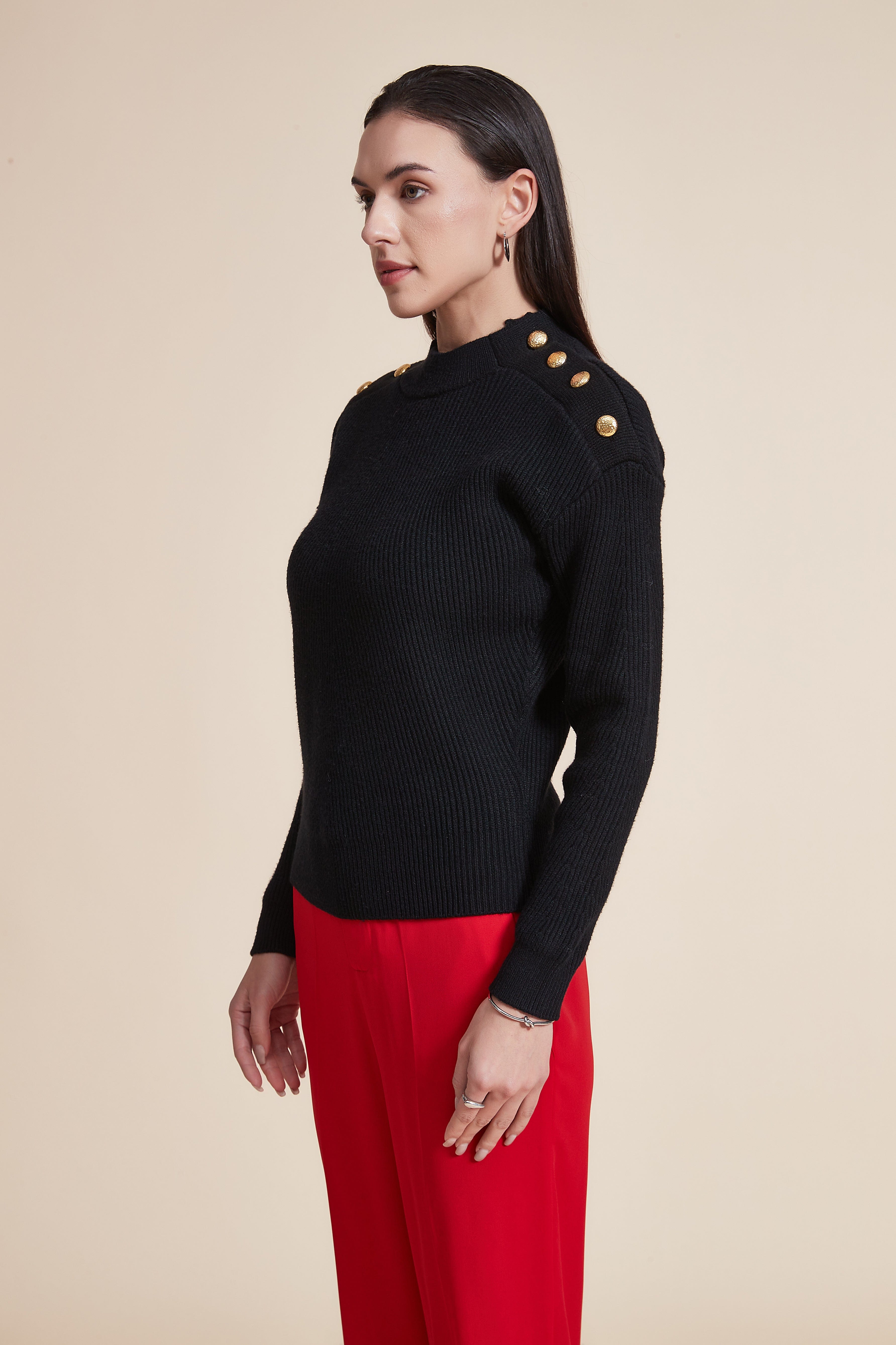 بلوزة مضلعة بأكمام طويلة وياقة عالية