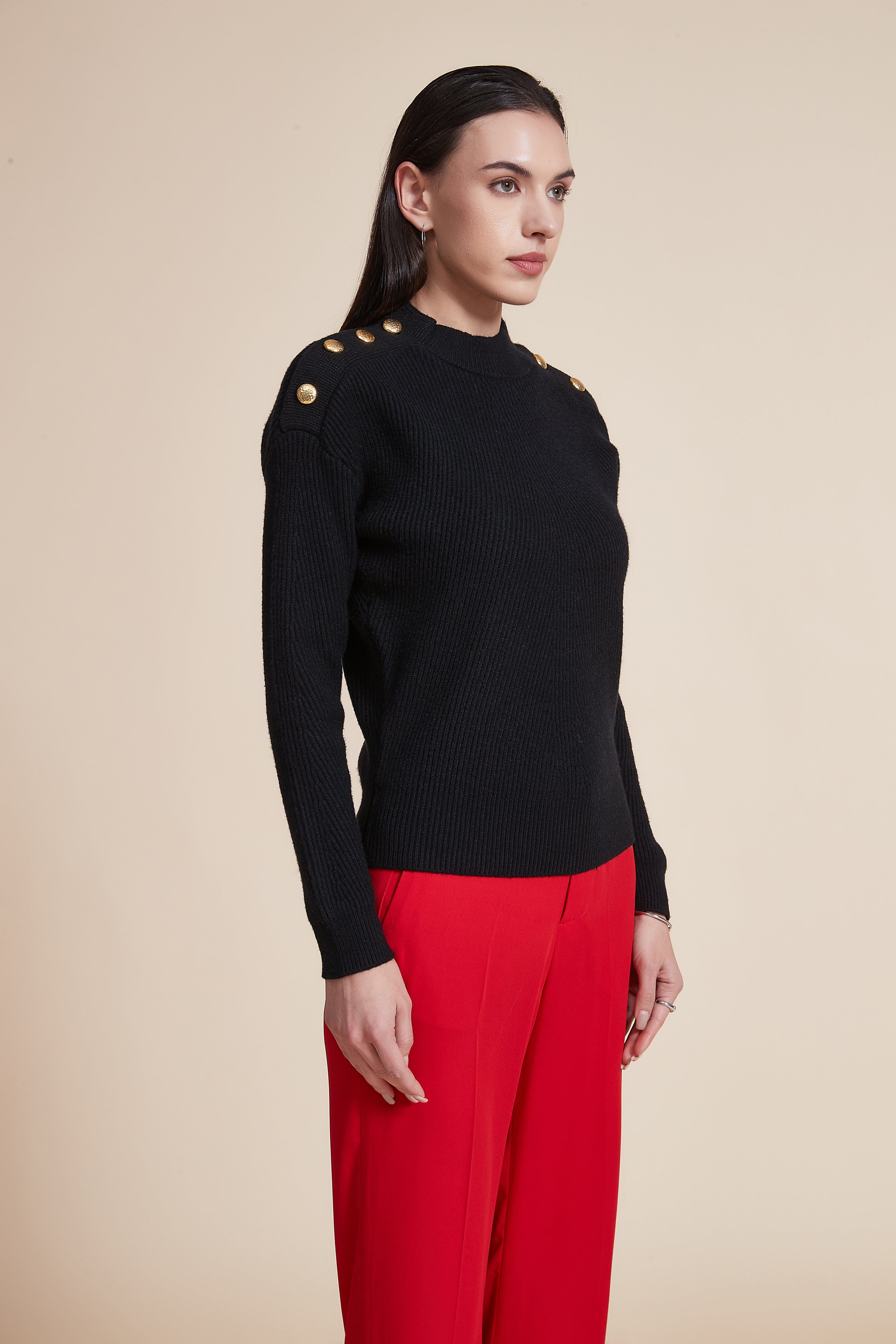 بلوزة مضلعة بأكمام طويلة وياقة عالية