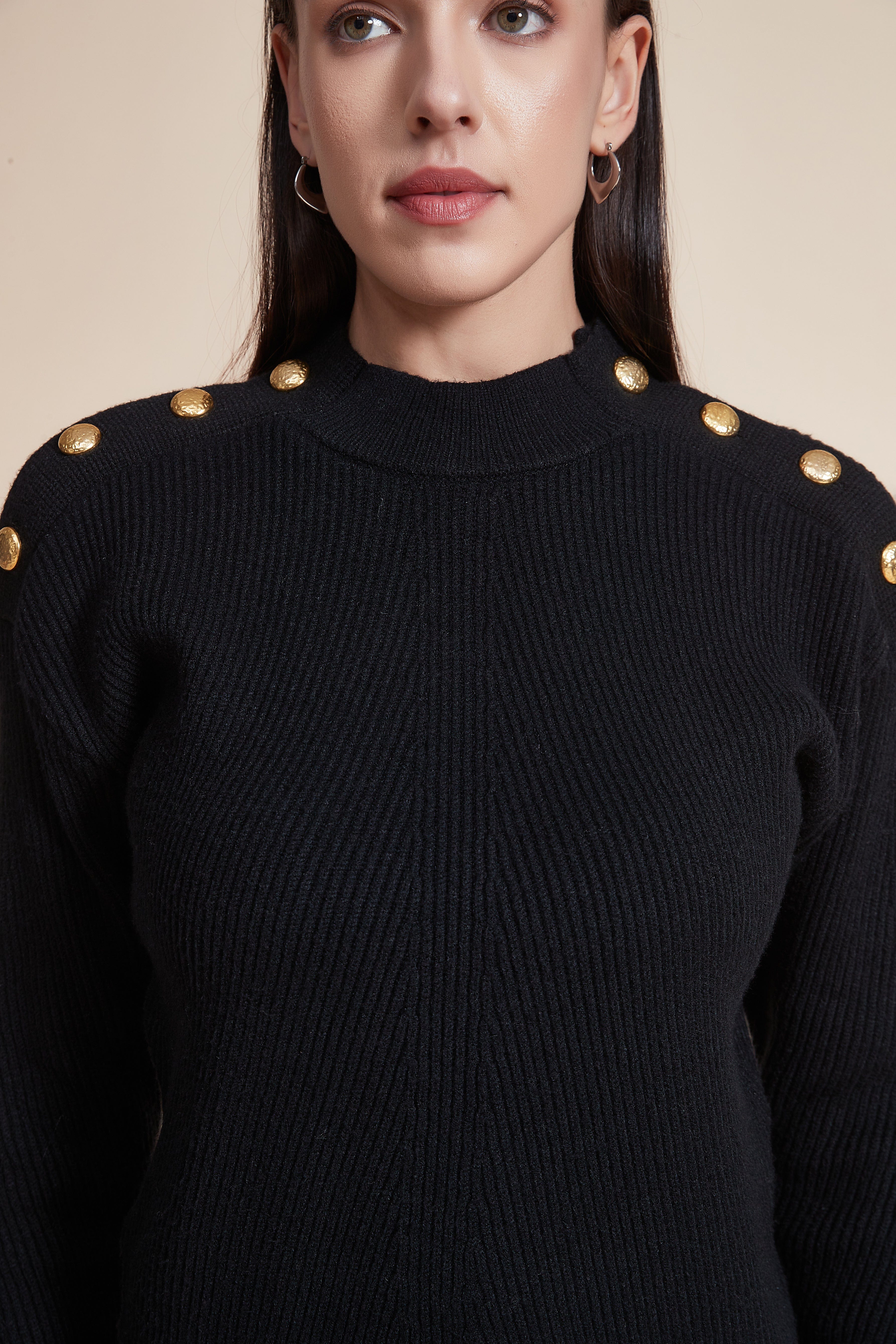 بلوزة مضلعة بأكمام طويلة وياقة عالية