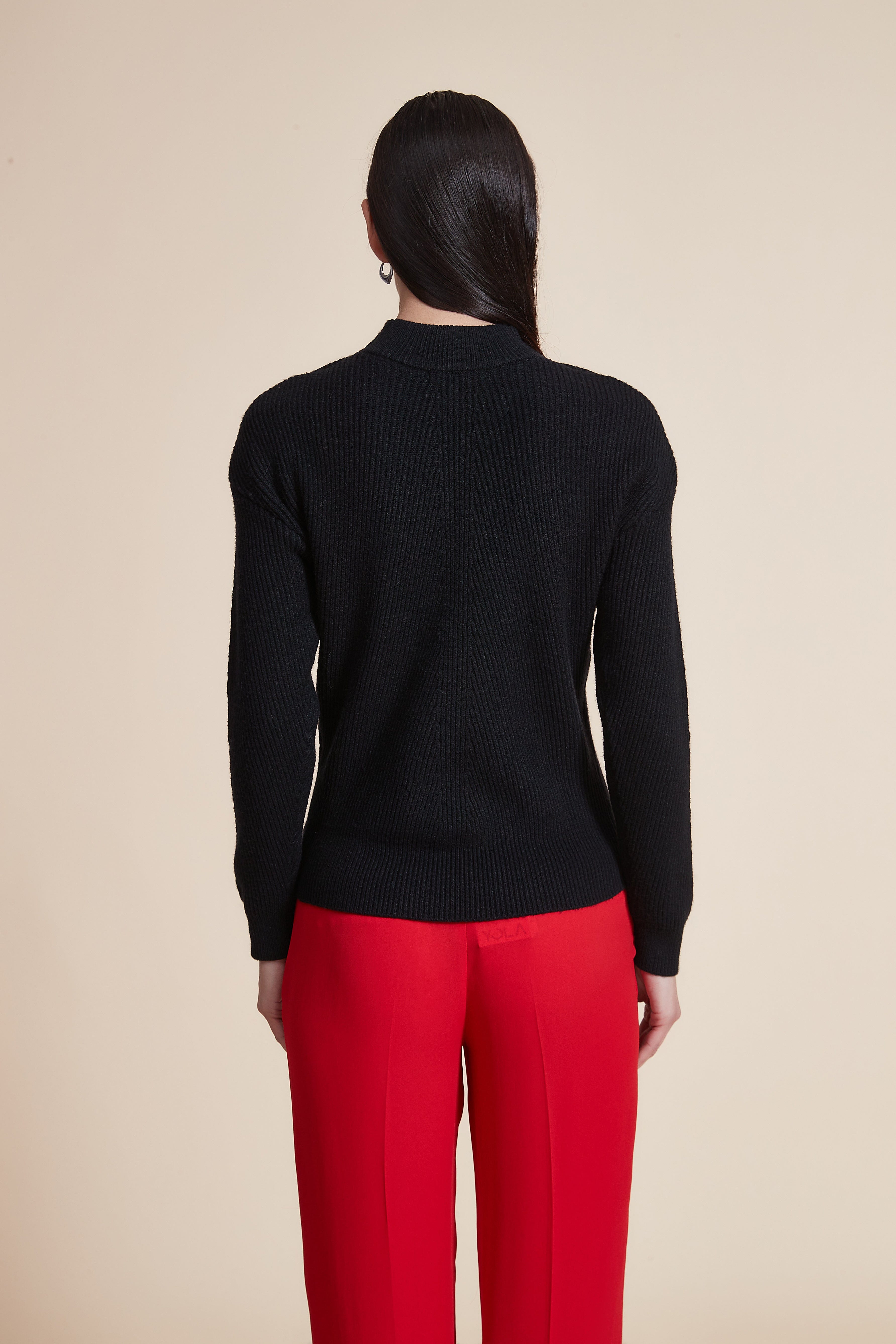 بلوزة مضلعة بأكمام طويلة وياقة عالية