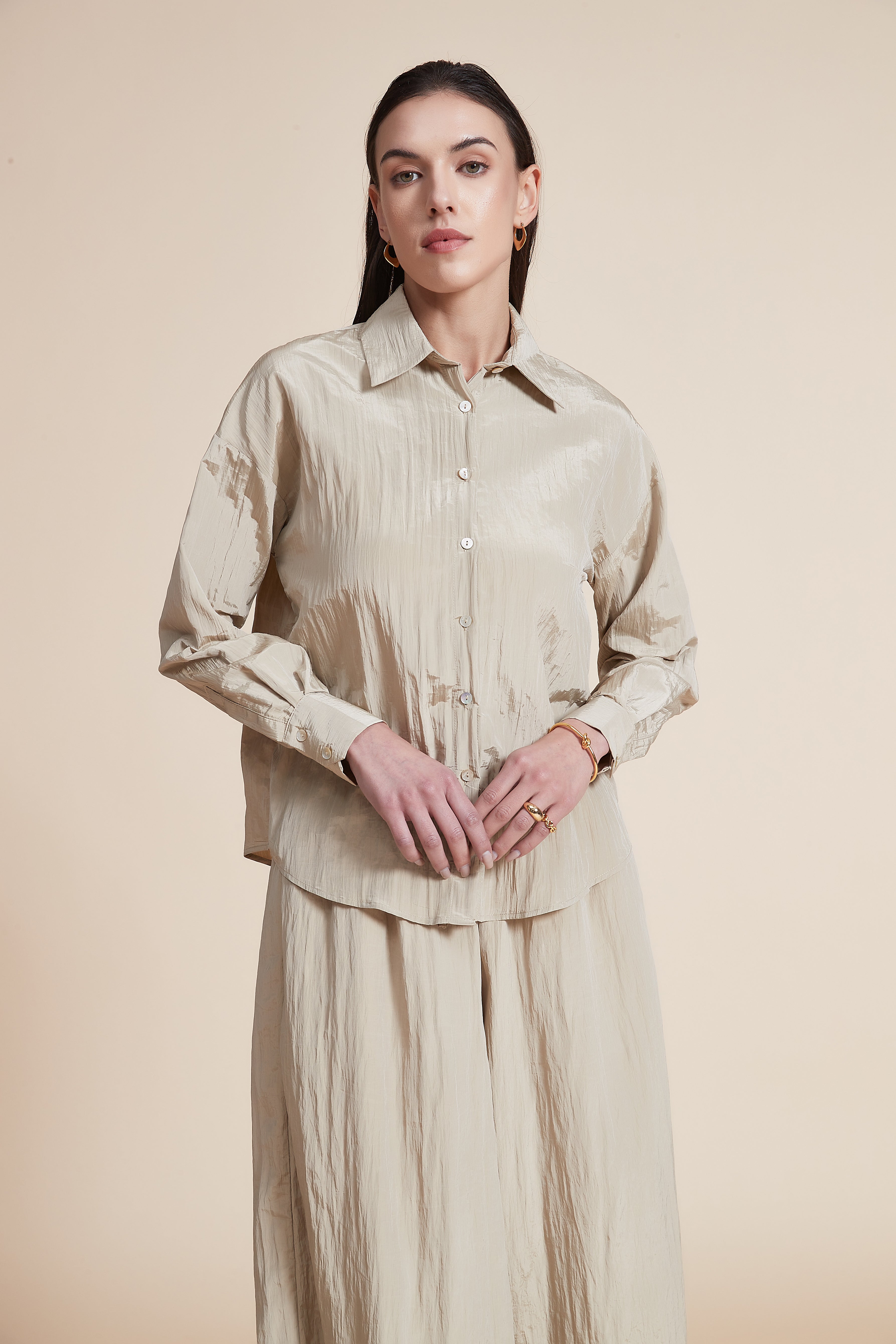 بلوزة كم طويل سادة بأزرار