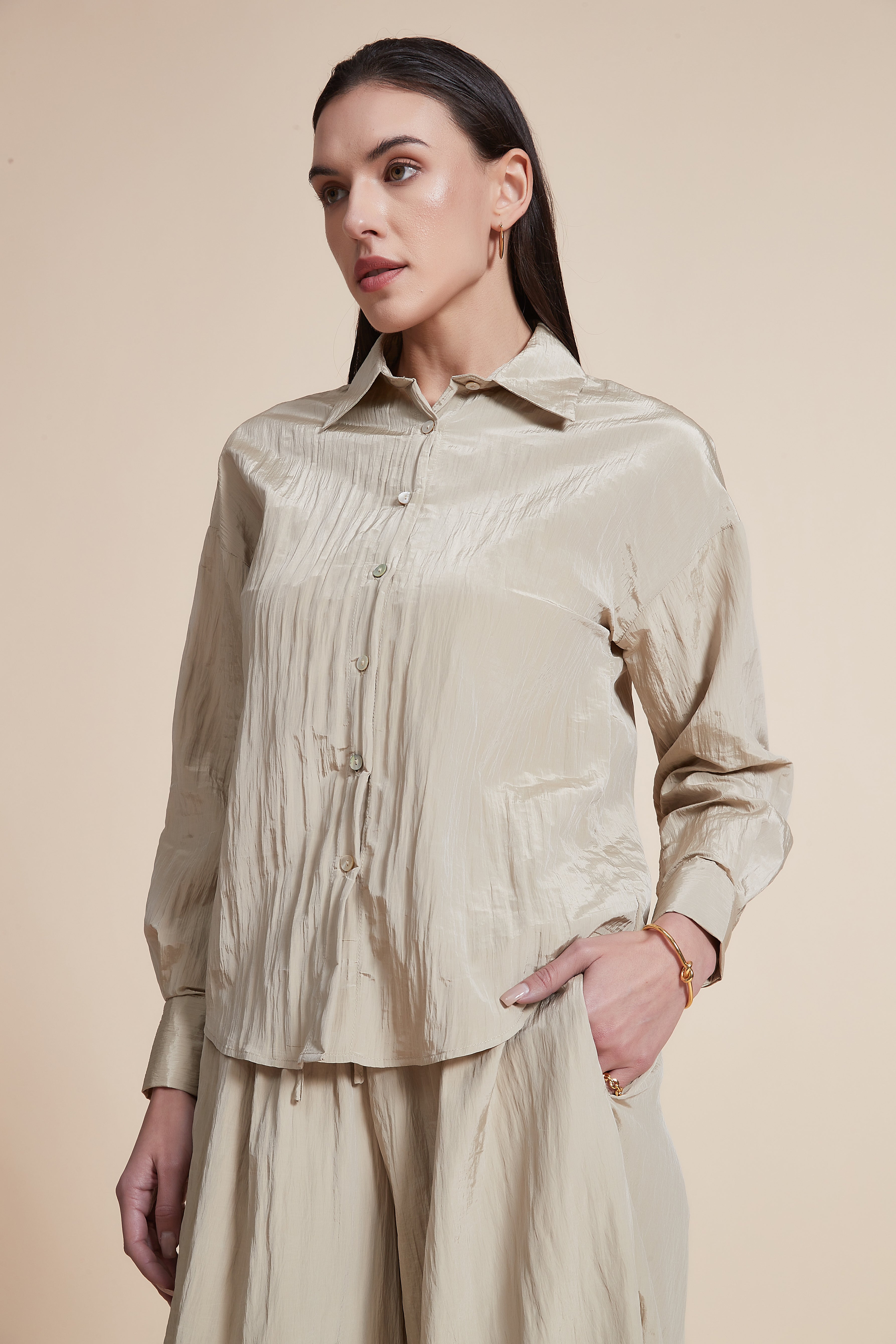 بلوزة كم طويل سادة بأزرار