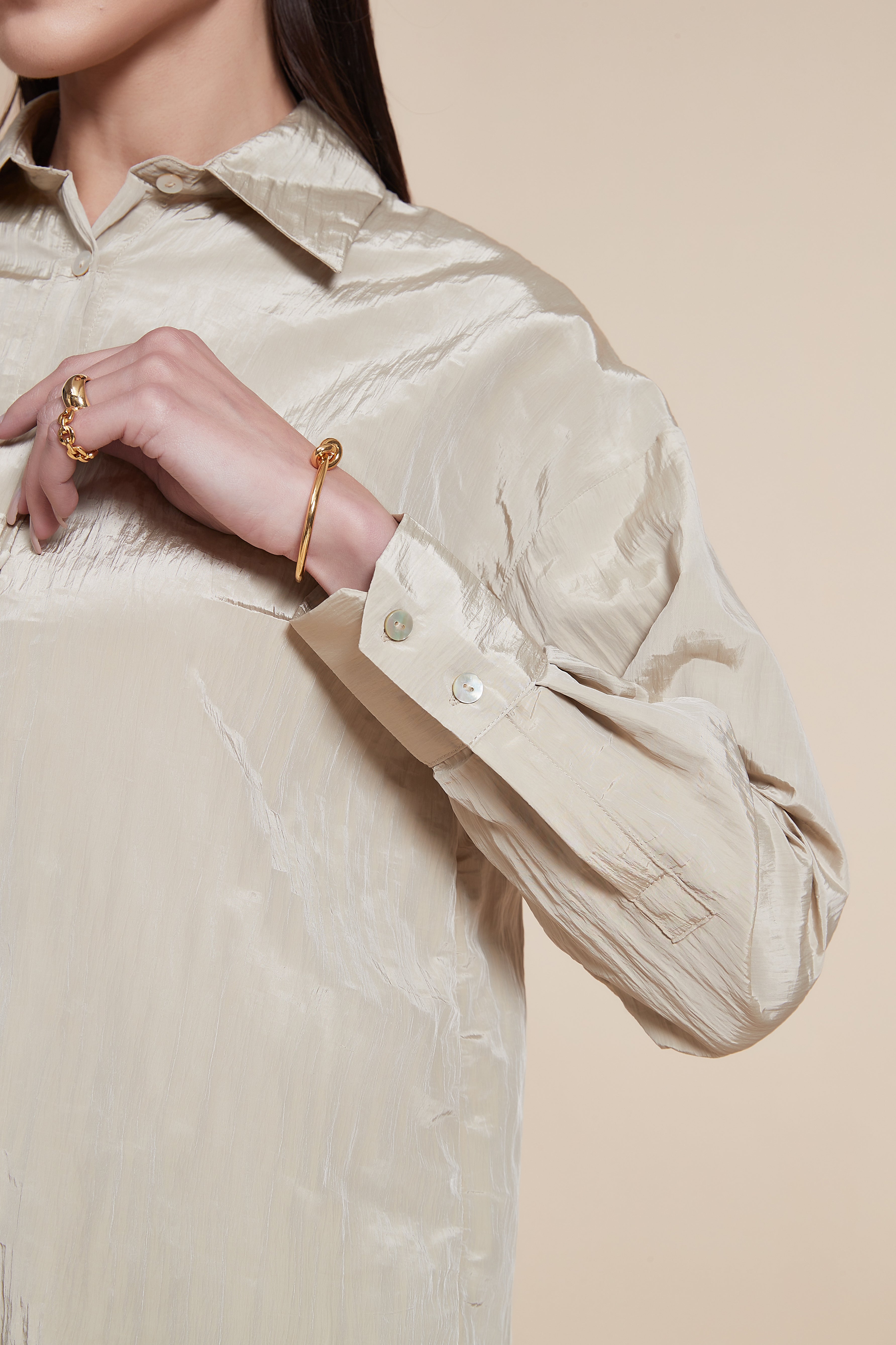 بلوزة كم طويل سادة بأزرار