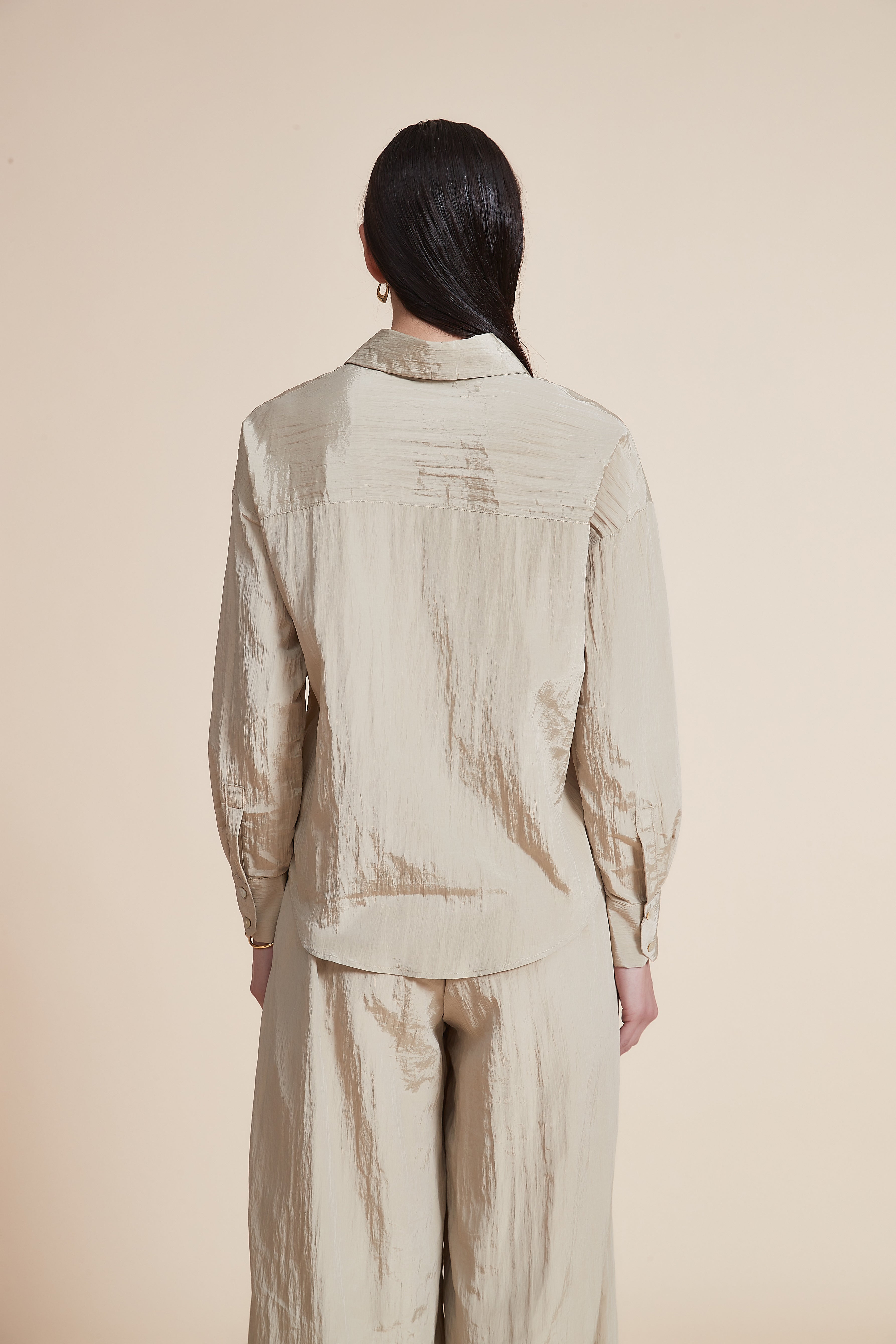 بلوزة كم طويل سادة بأزرار