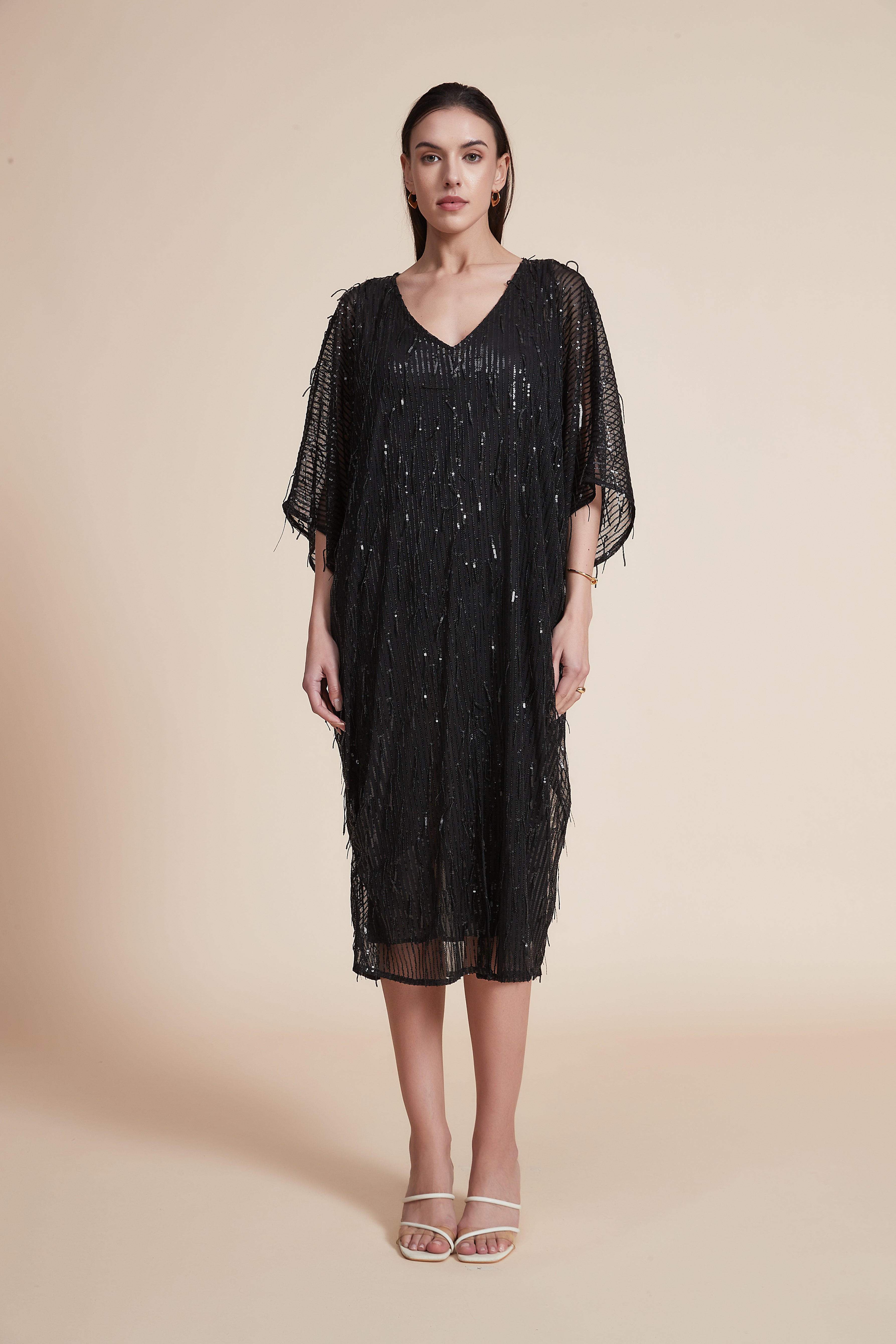 فستان بطول الركبة وأكمام 3/4 وفتحة رقبة على شكل حرف V