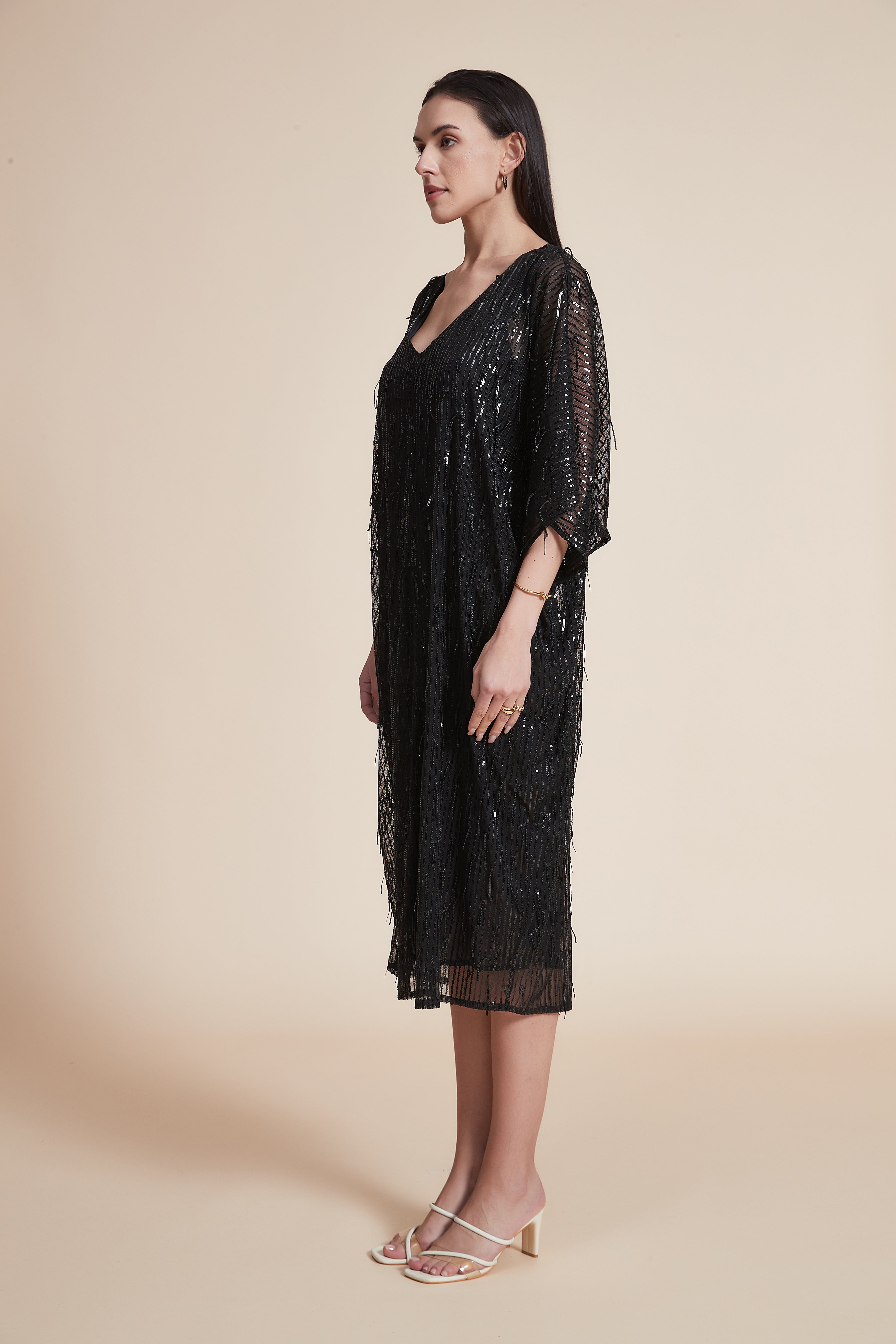 فستان بطول الركبة وأكمام 3/4 وفتحة رقبة على شكل حرف V