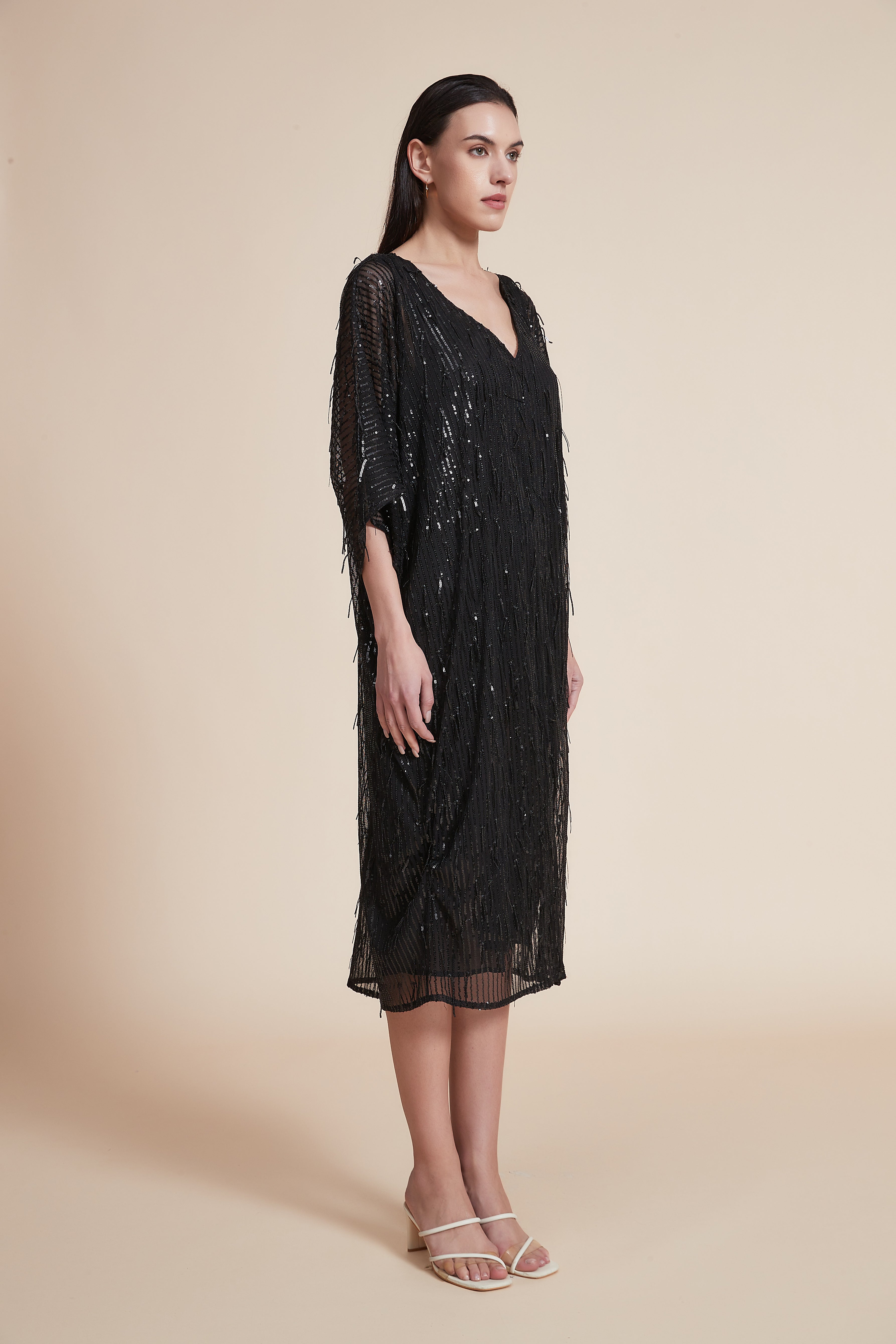 فستان بطول الركبة وأكمام 3/4 وفتحة رقبة على شكل حرف V