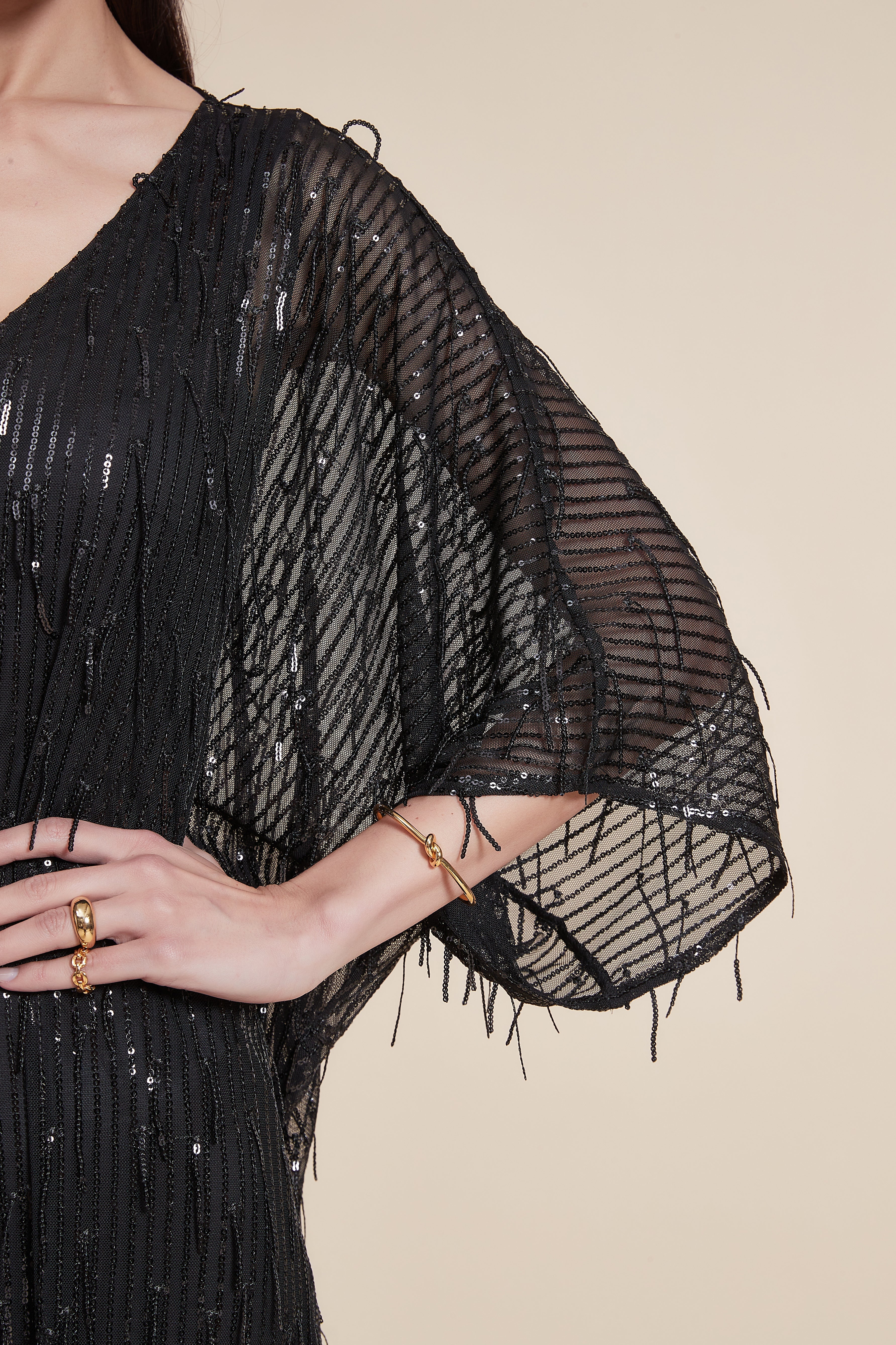 فستان بطول الركبة وأكمام 3/4 وفتحة رقبة على شكل حرف V