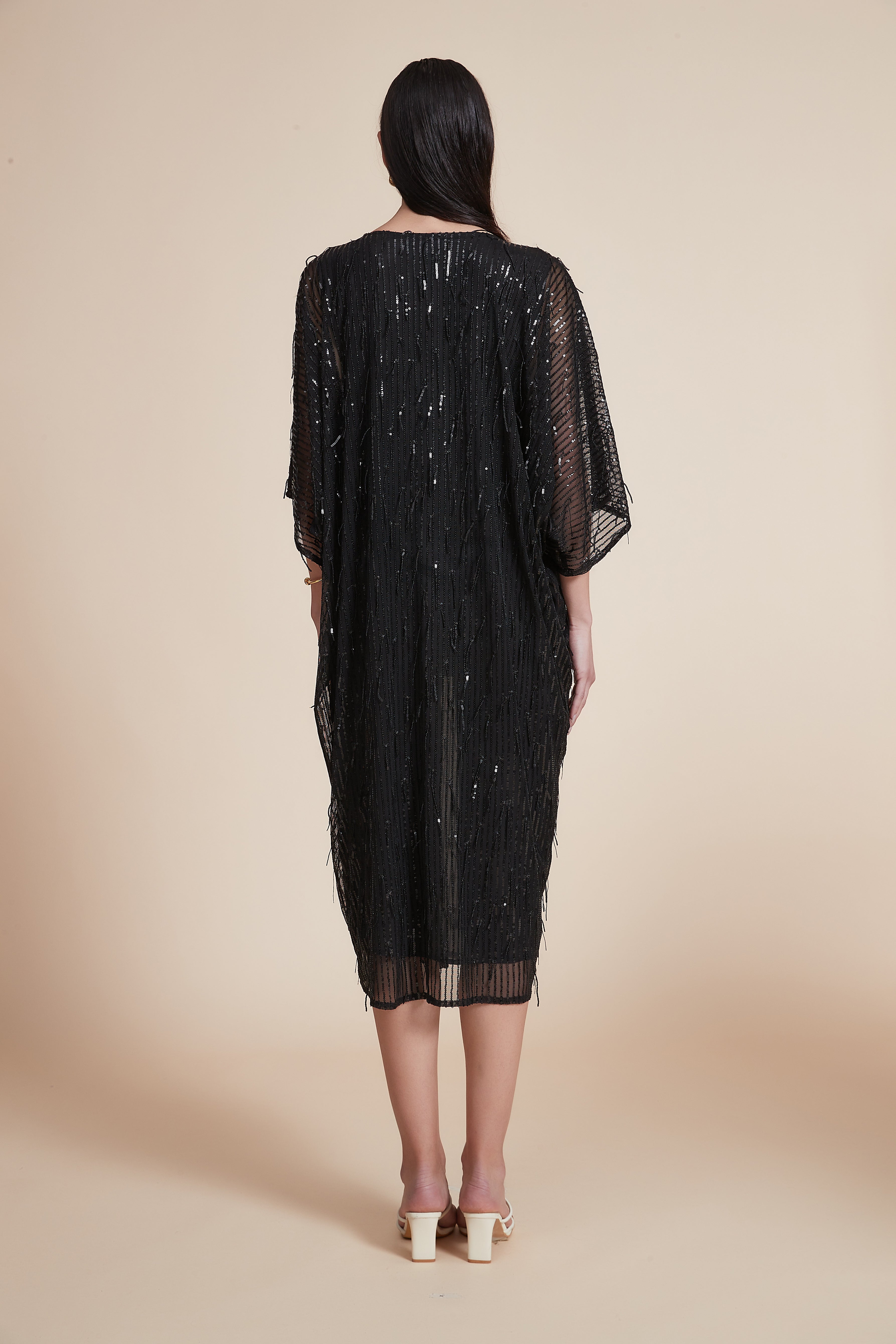 فستان بطول الركبة وأكمام 3/4 وفتحة رقبة على شكل حرف V