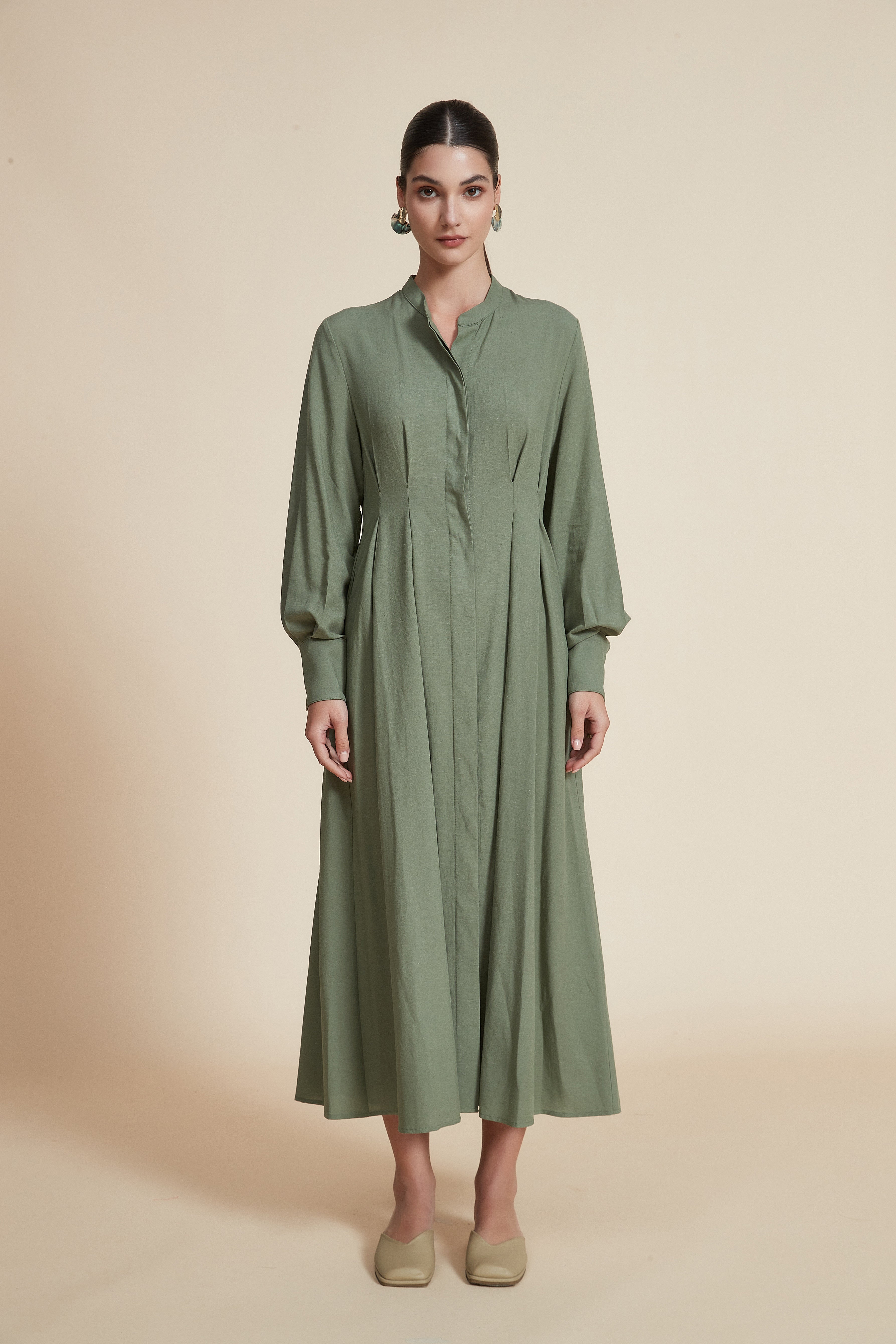 فستان ميدي صلب بأكمام واسعة طويلة ومُزينة بالدانتيل