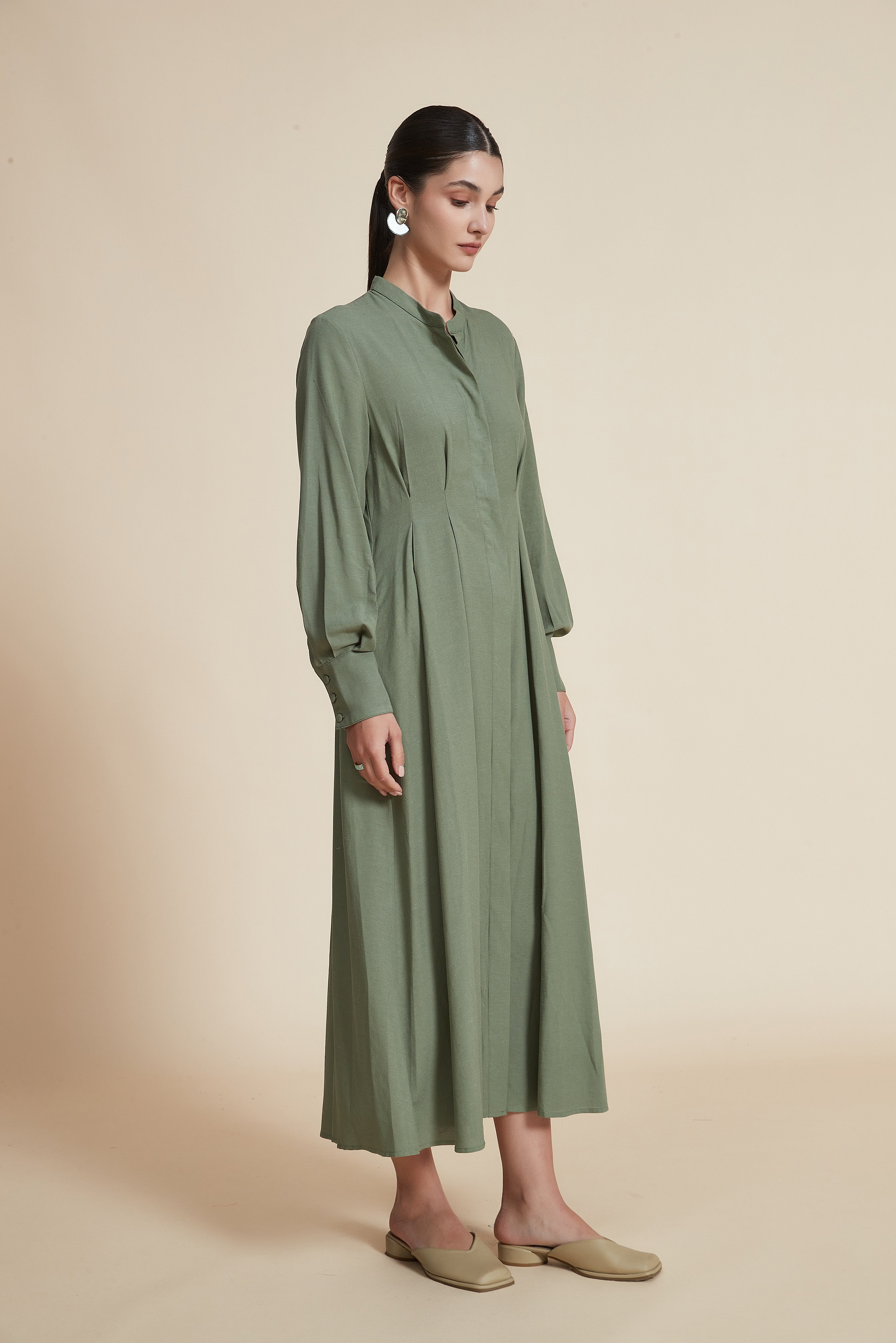 فستان ميدي صلب بأكمام واسعة طويلة ومُزينة بالدانتيل