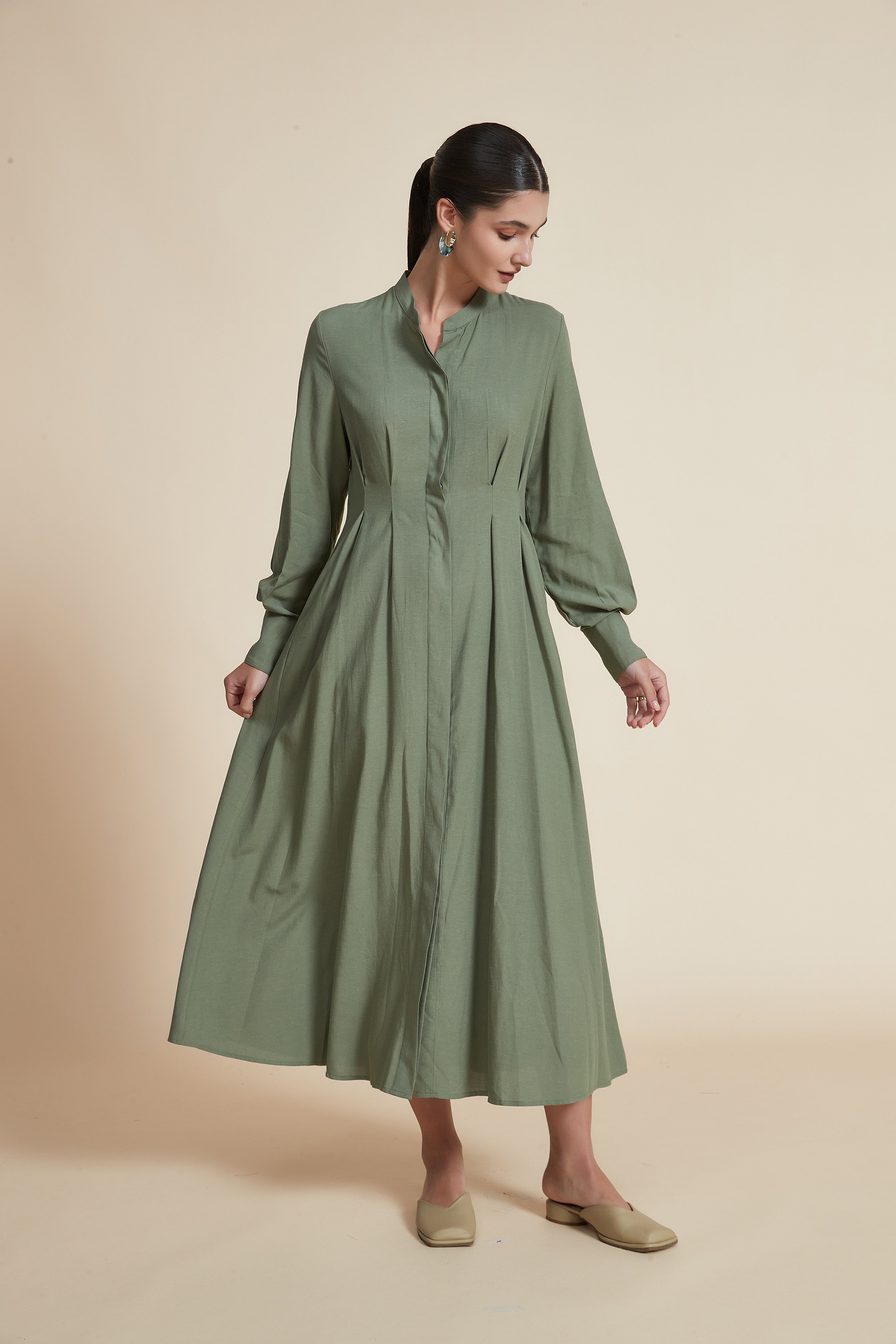 فستان ميدي صلب بأكمام واسعة طويلة ومُزينة بالدانتيل