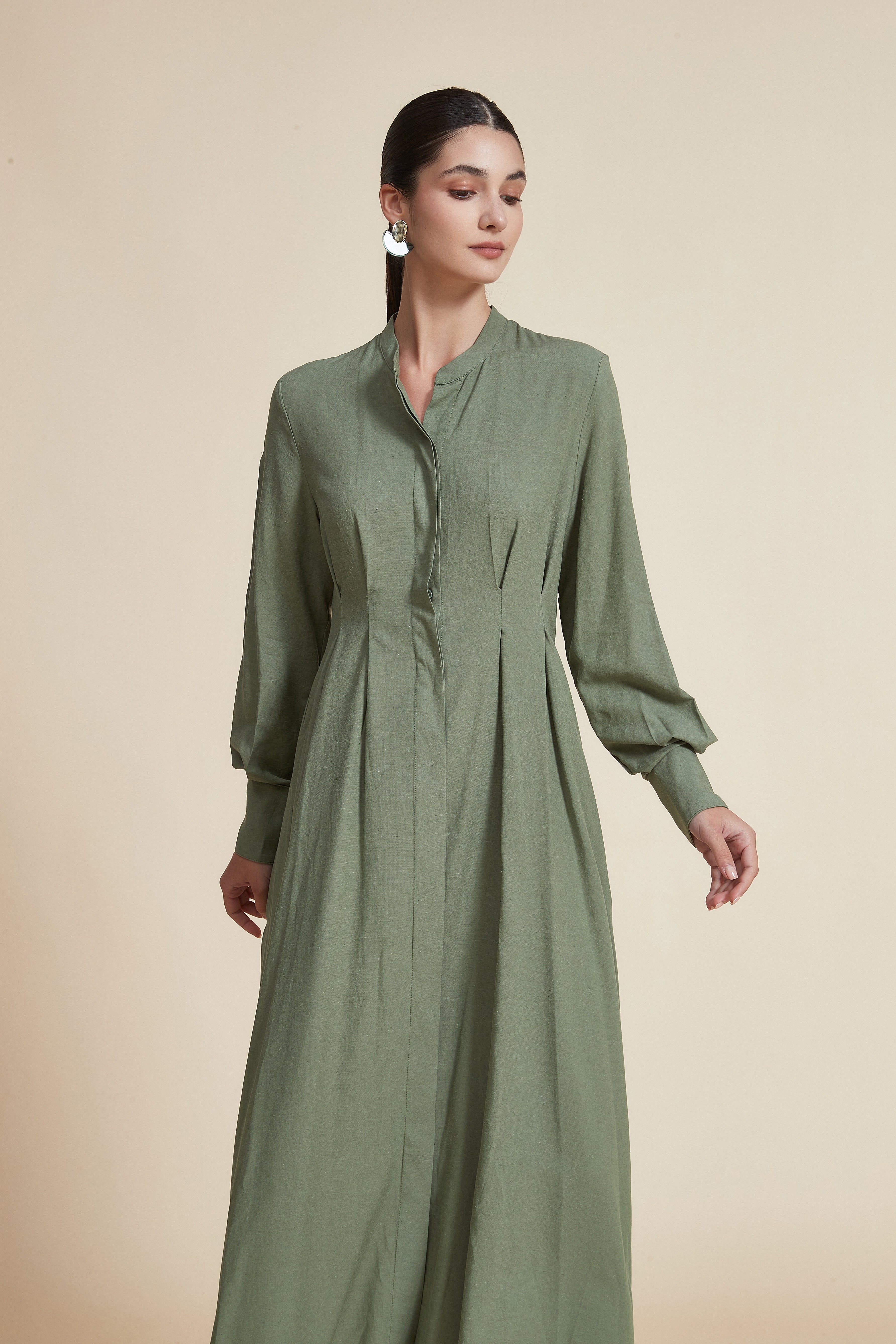 فستان ميدي صلب بأكمام واسعة طويلة ومُزينة بالدانتيل