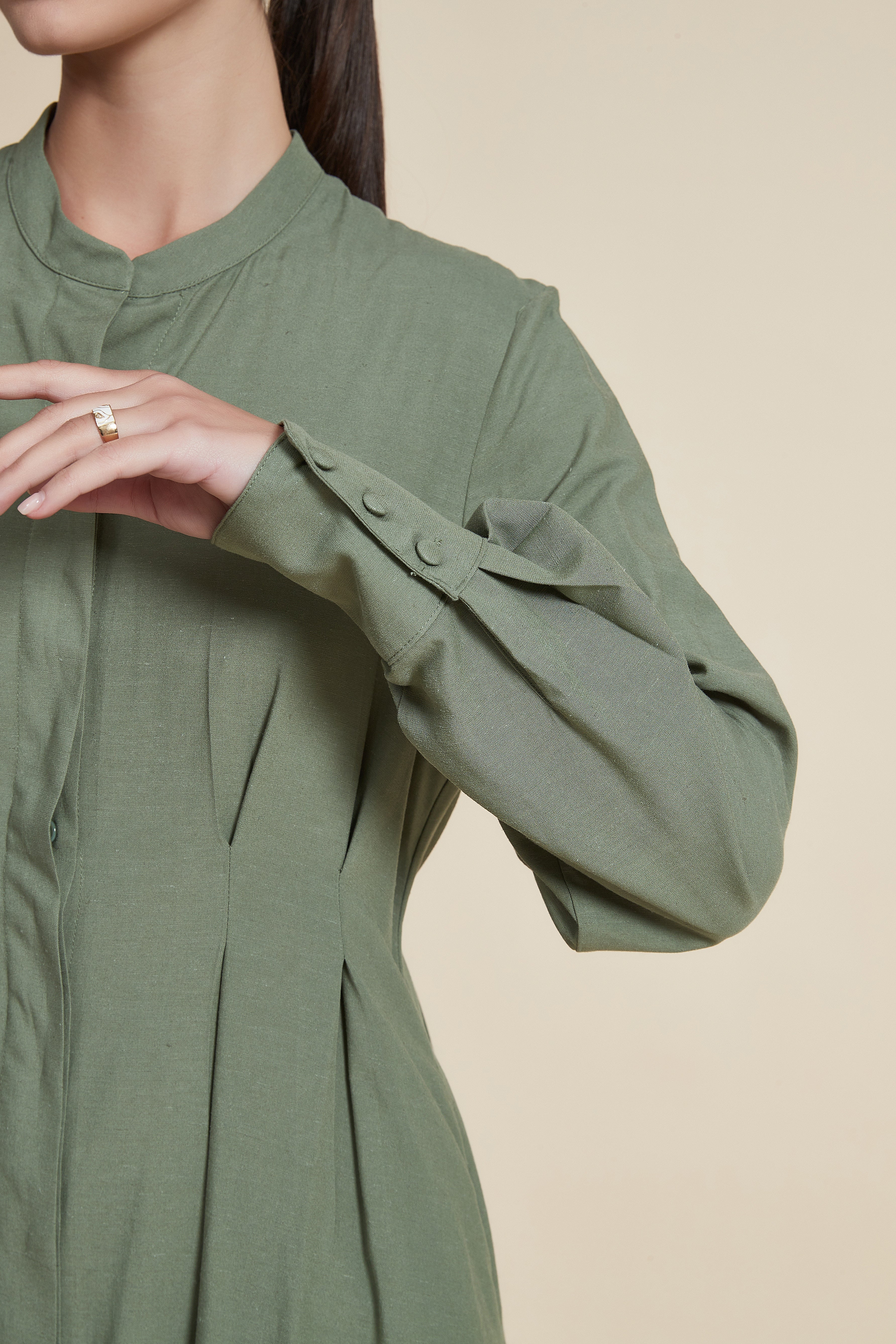 فستان ميدي صلب بأكمام واسعة طويلة ومُزينة بالدانتيل