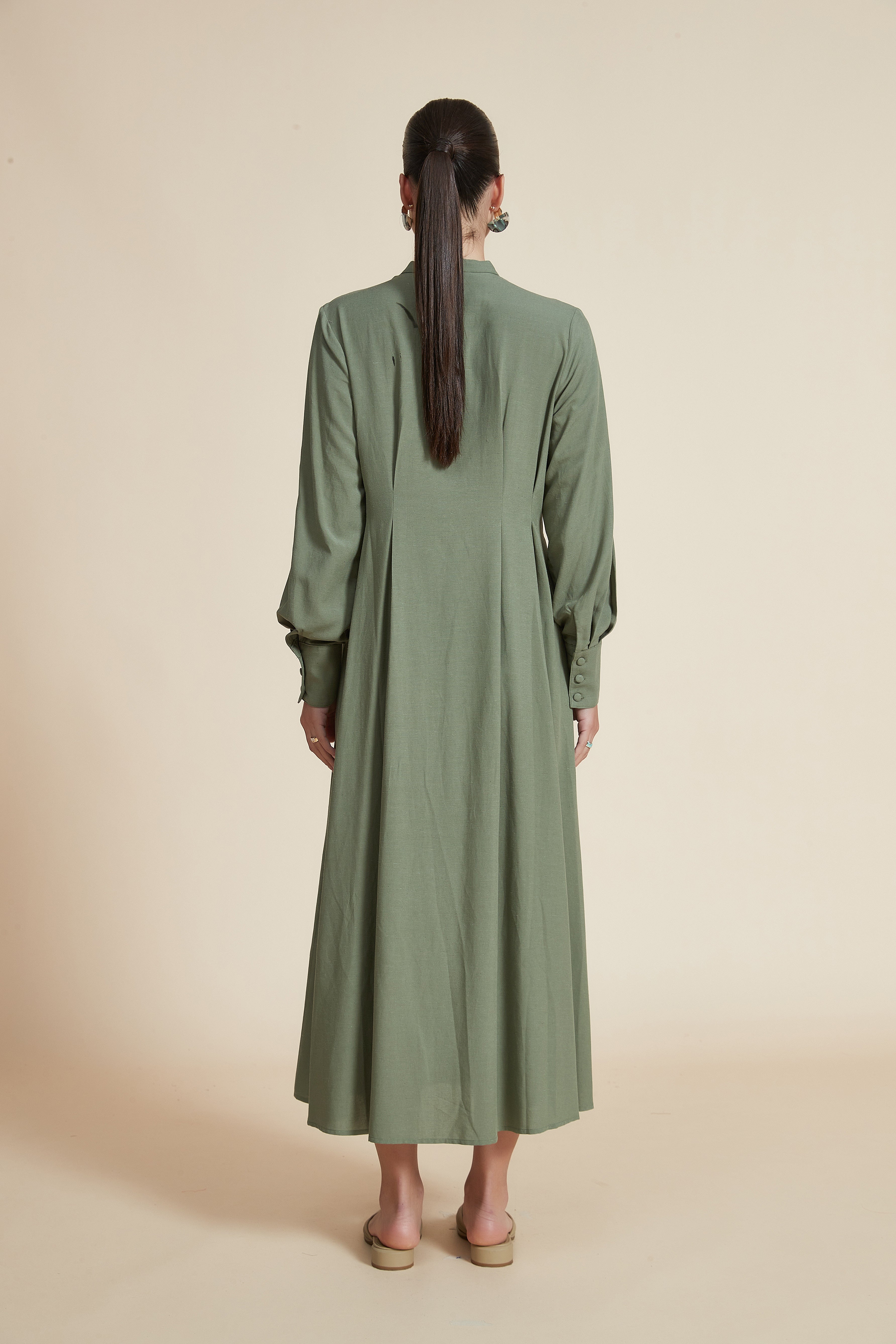 فستان ميدي صلب بأكمام واسعة طويلة ومُزينة بالدانتيل