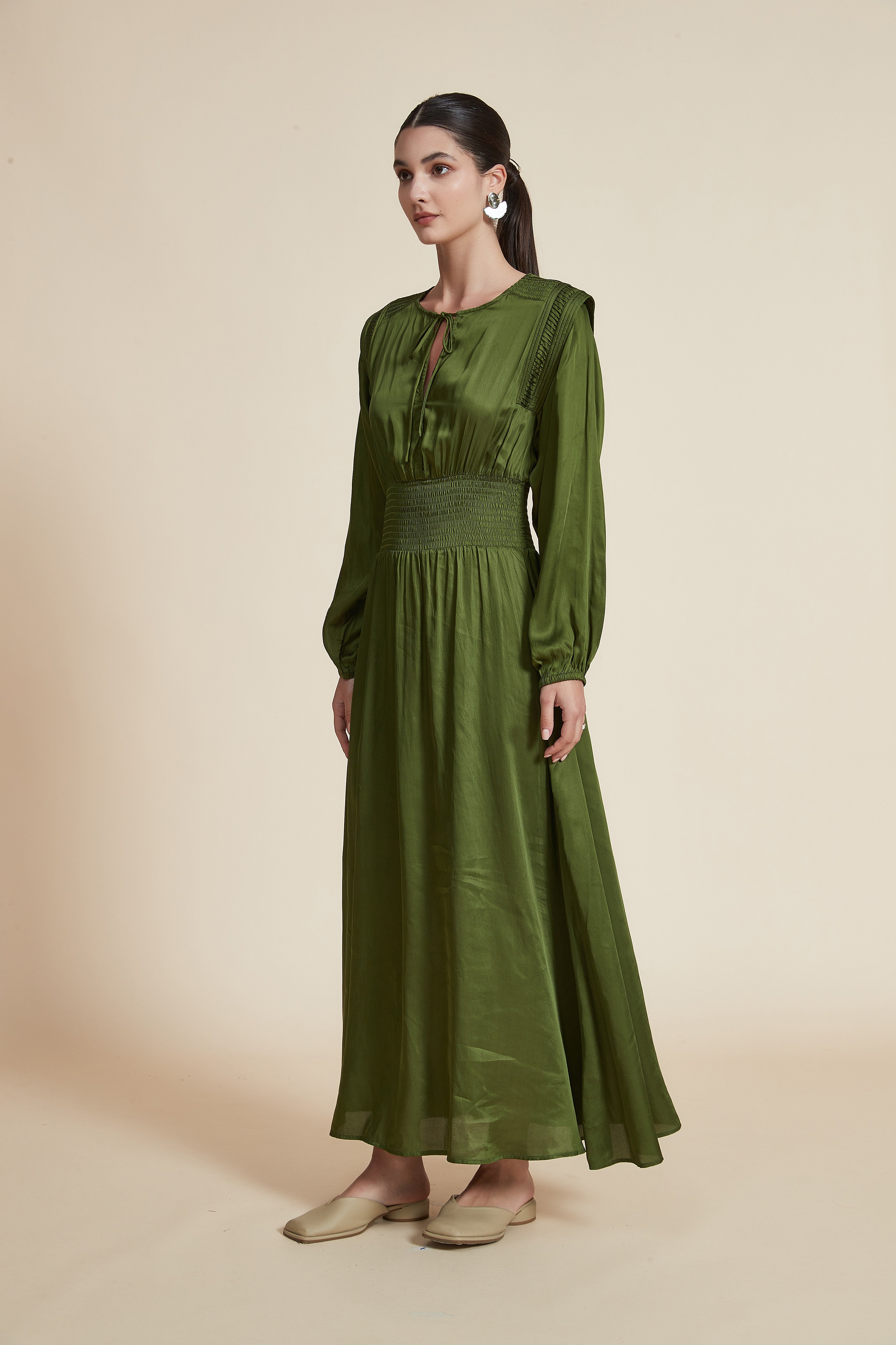 Long Dress with Long Sleeves and Round Neckline