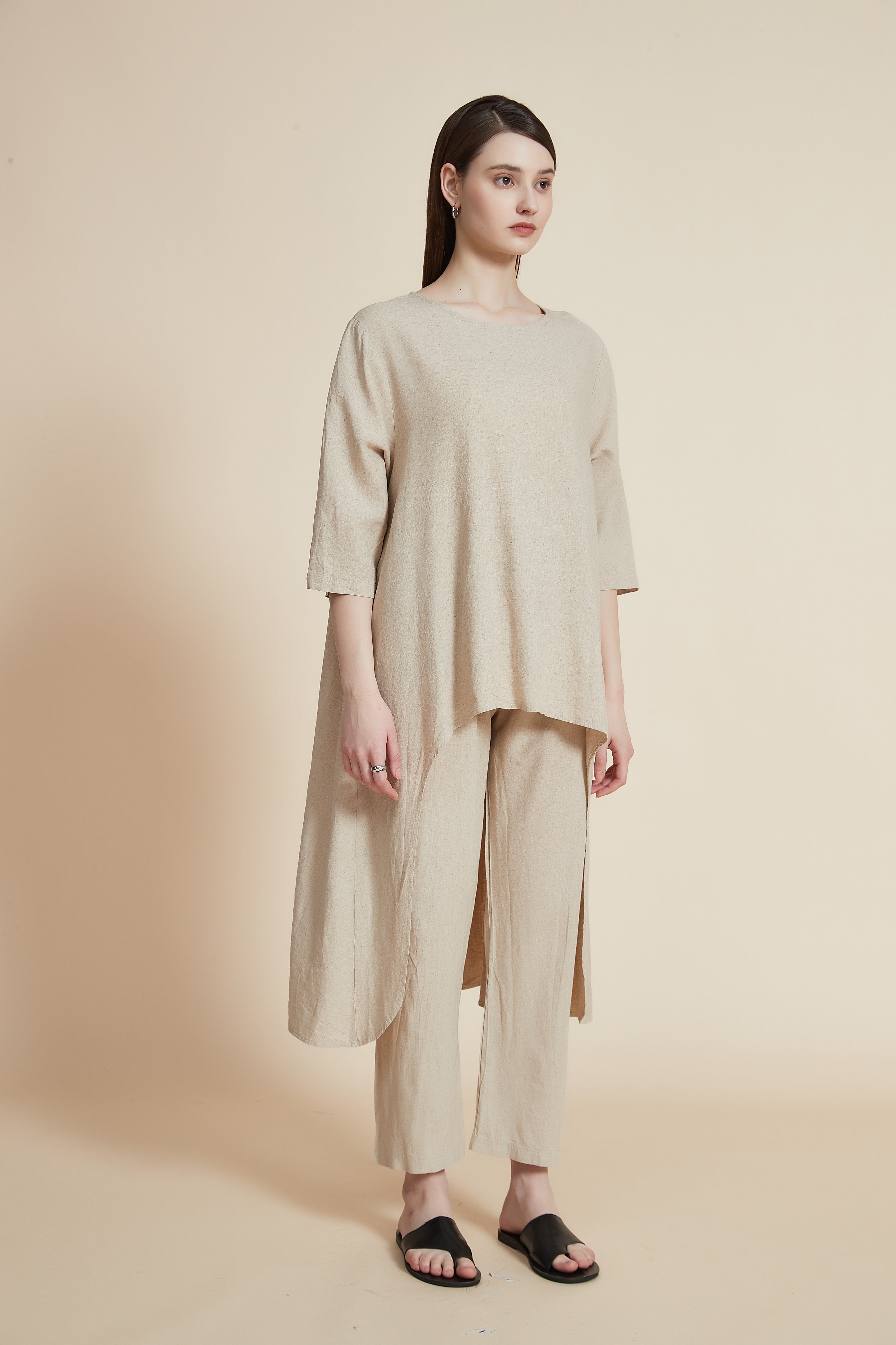 بلوزة بأكمام قصيرة وظهر طويل ورقبة دائرية