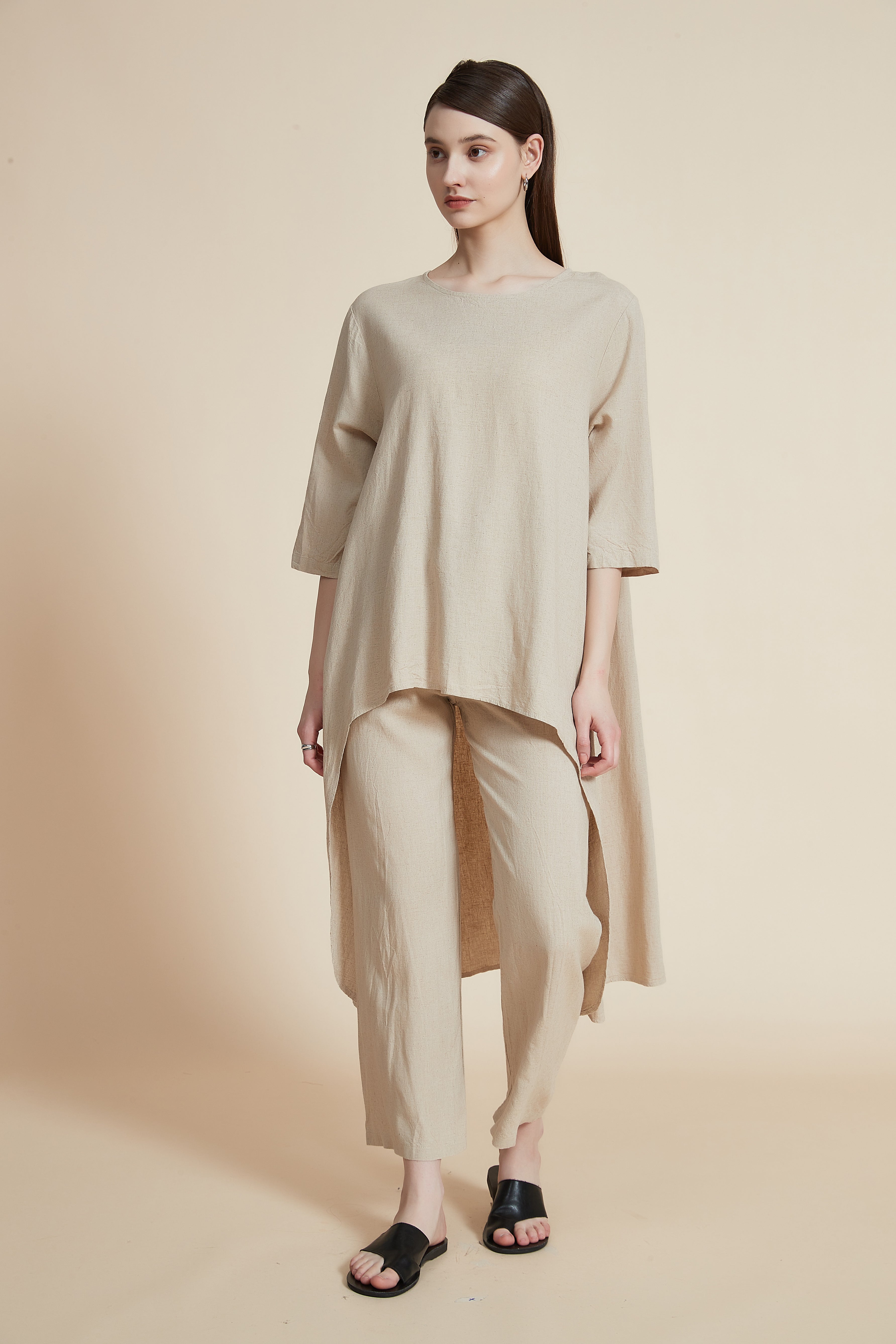 بلوزة بأكمام قصيرة وظهر طويل ورقبة دائرية