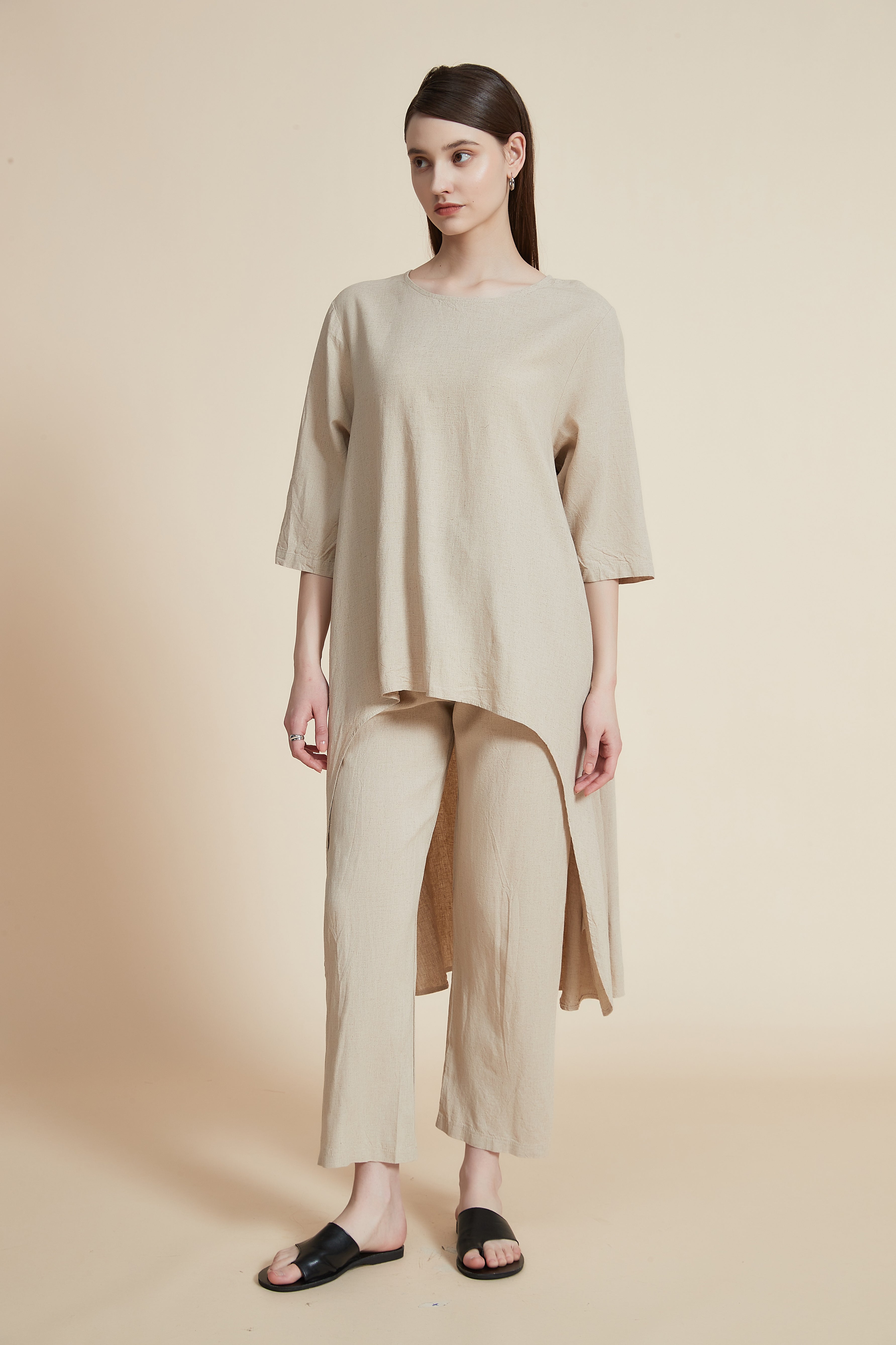 بلوزة بأكمام قصيرة وظهر طويل ورقبة دائرية