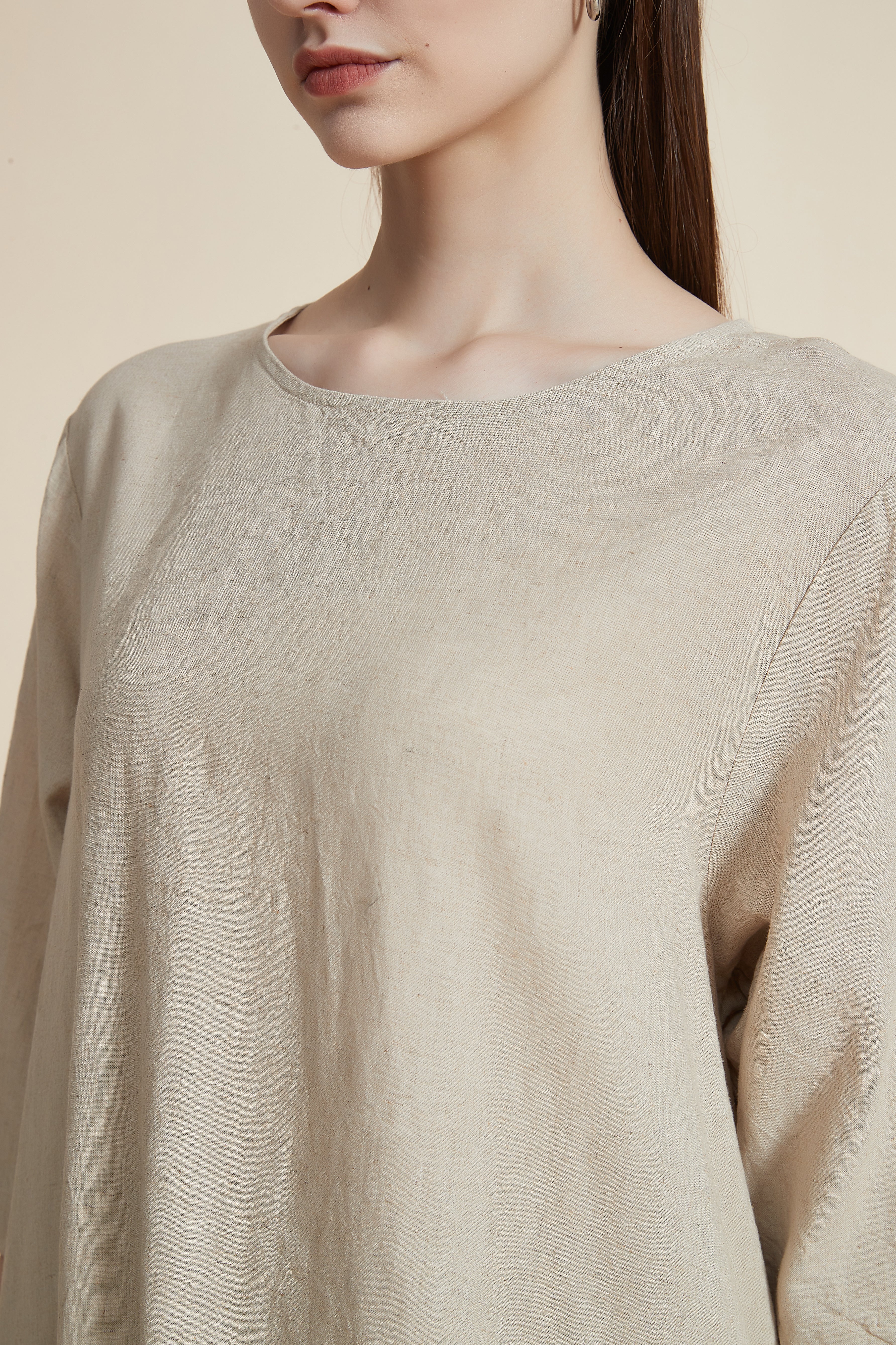 بلوزة بأكمام قصيرة وظهر طويل ورقبة دائرية