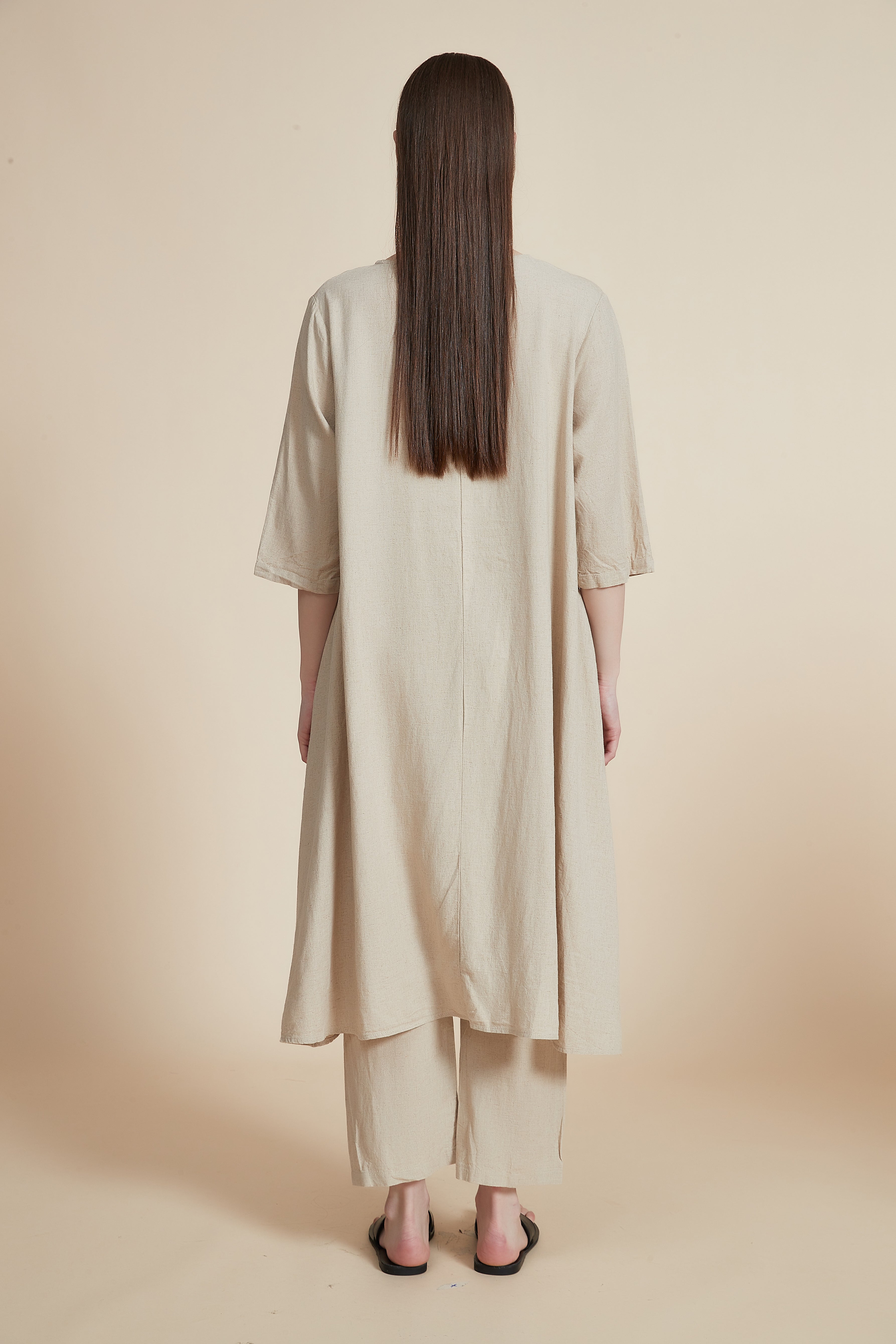 بلوزة بأكمام قصيرة وظهر طويل ورقبة دائرية