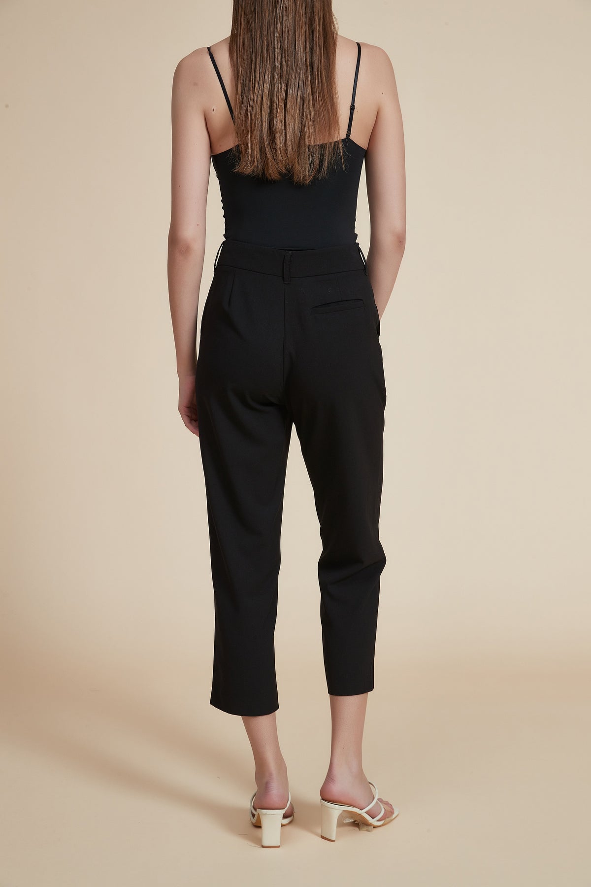 صورة بنطلون نسائي ميدي سادة من يولا