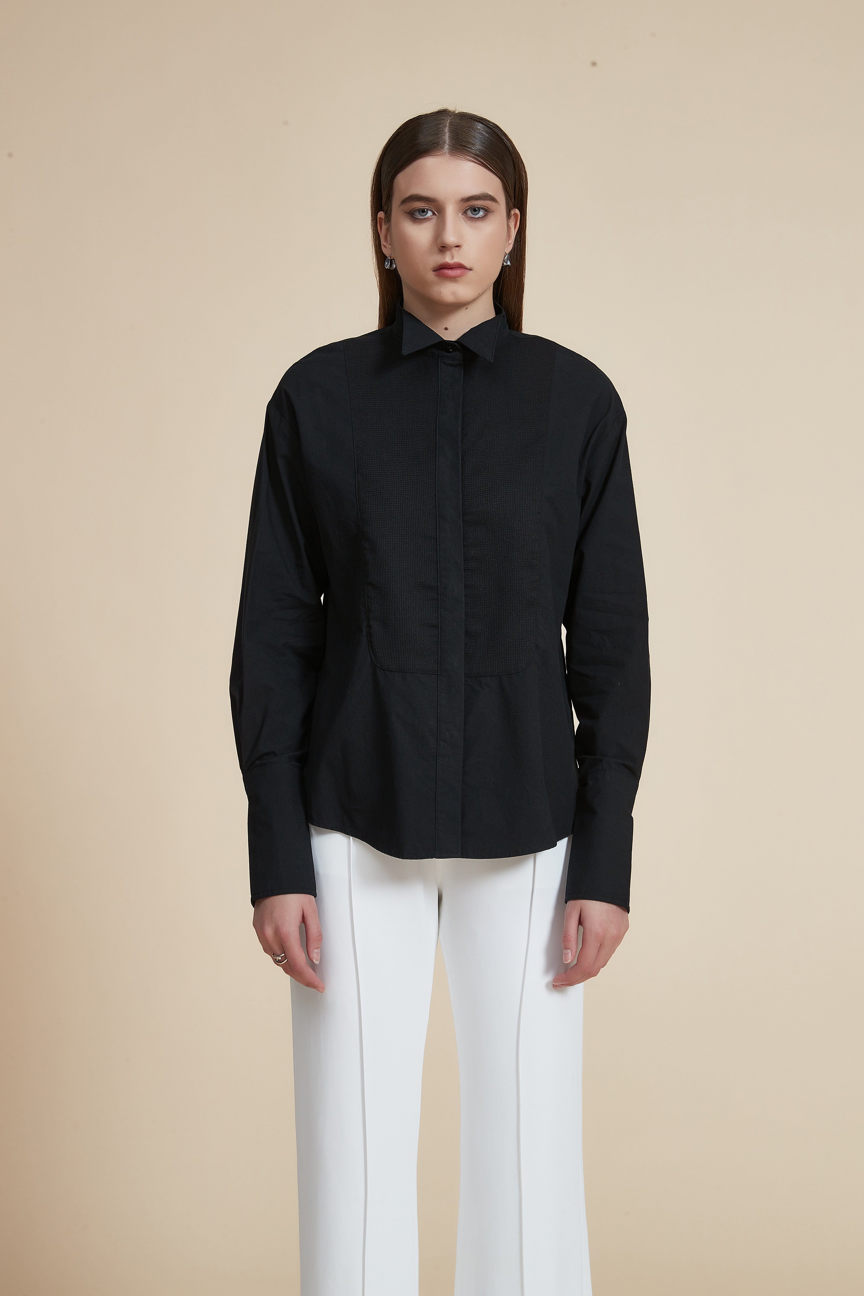 بلوزة طويلة ذات ياقة وأزرار أمامية