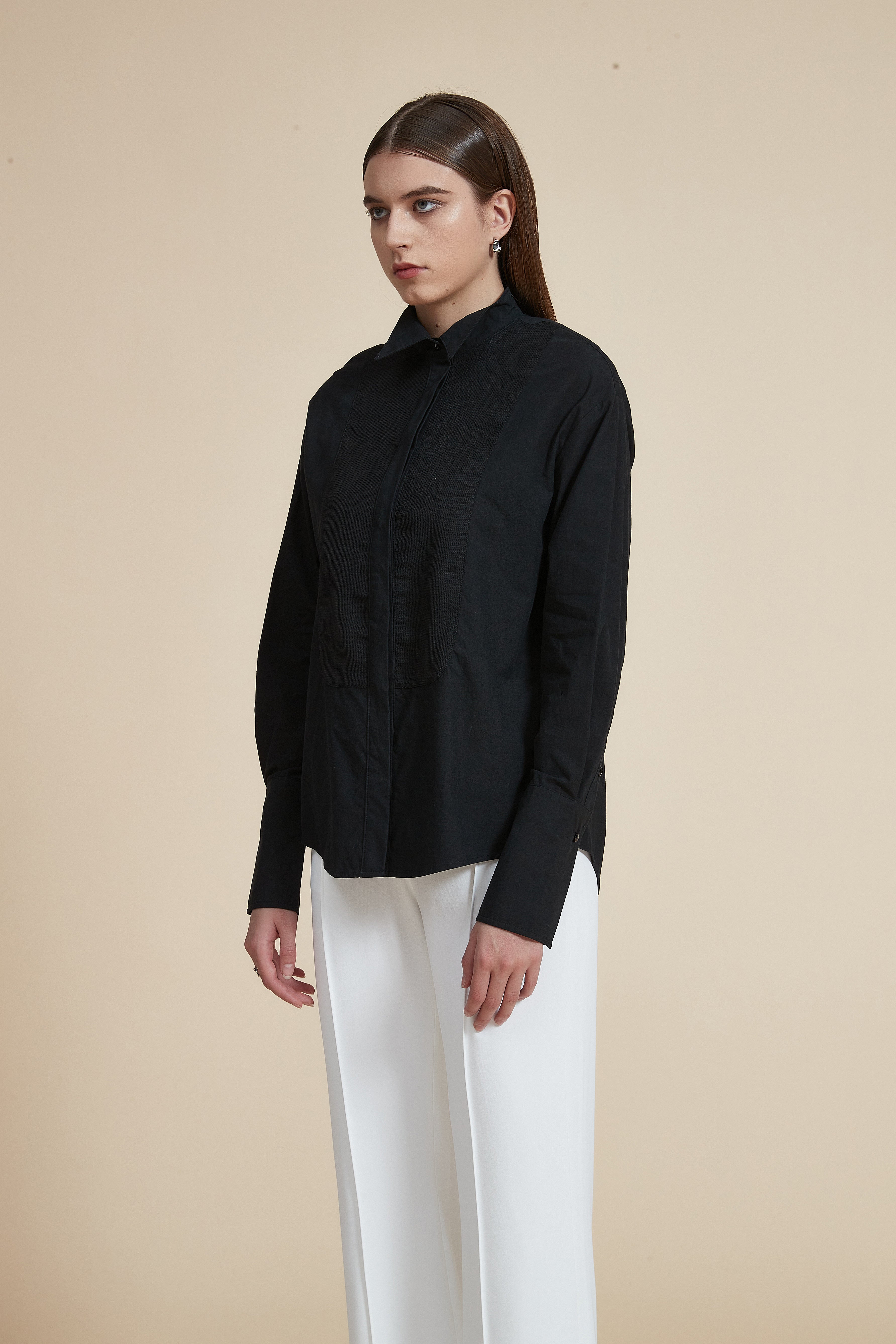 بلوزة طويلة ذات ياقة وأزرار أمامية