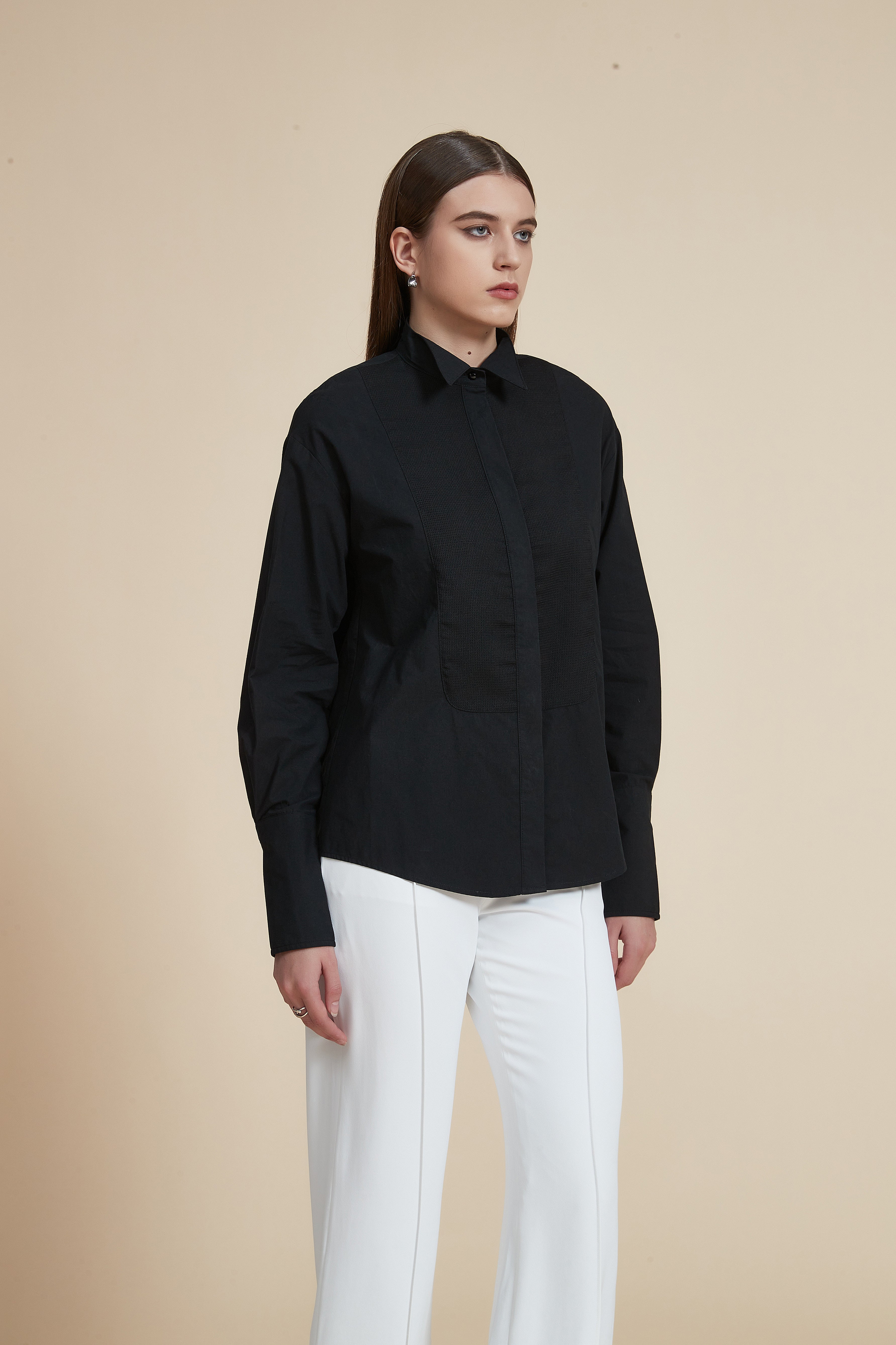 بلوزة طويلة ذات ياقة وأزرار أمامية