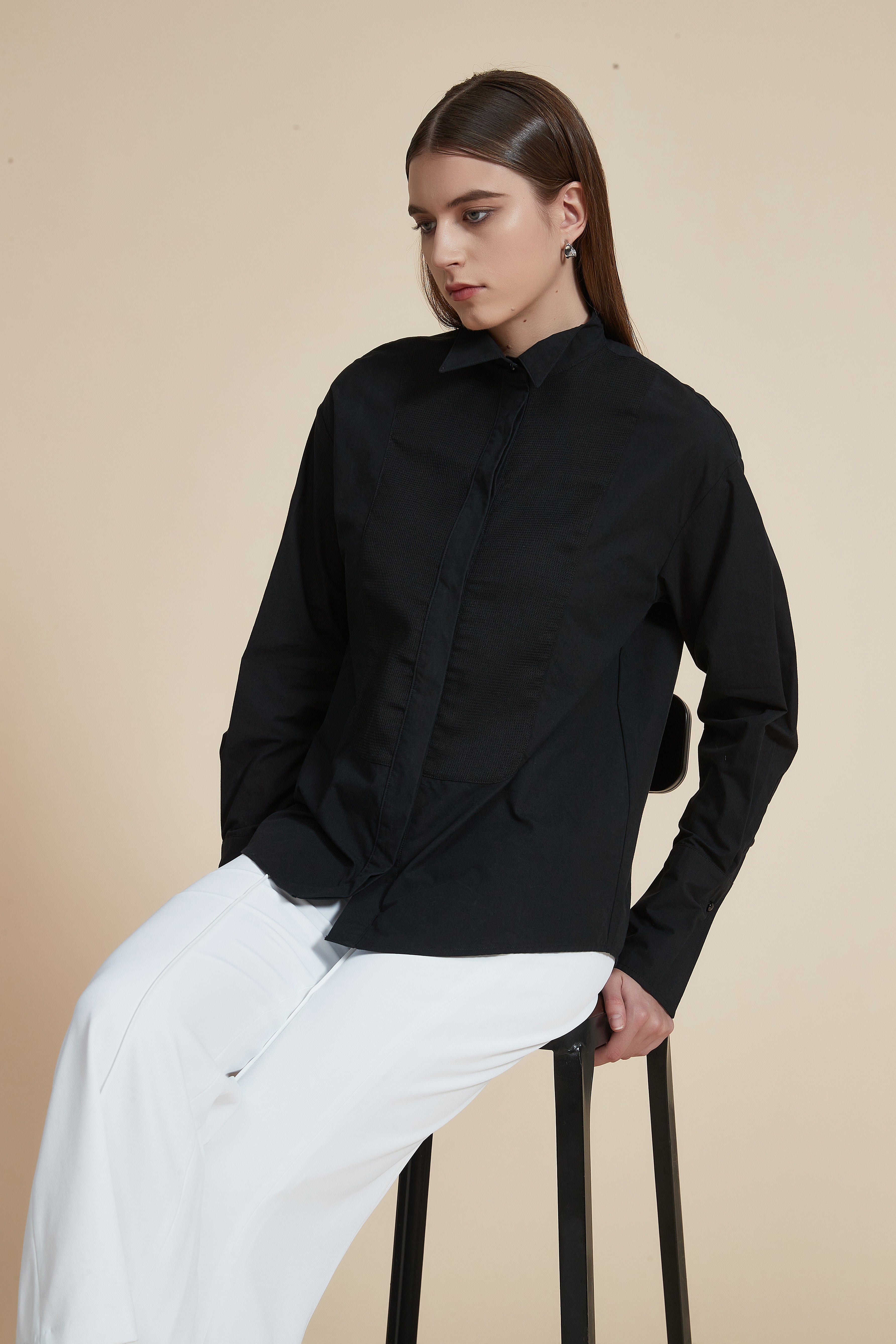 بلوزة طويلة ذات ياقة وأزرار أمامية