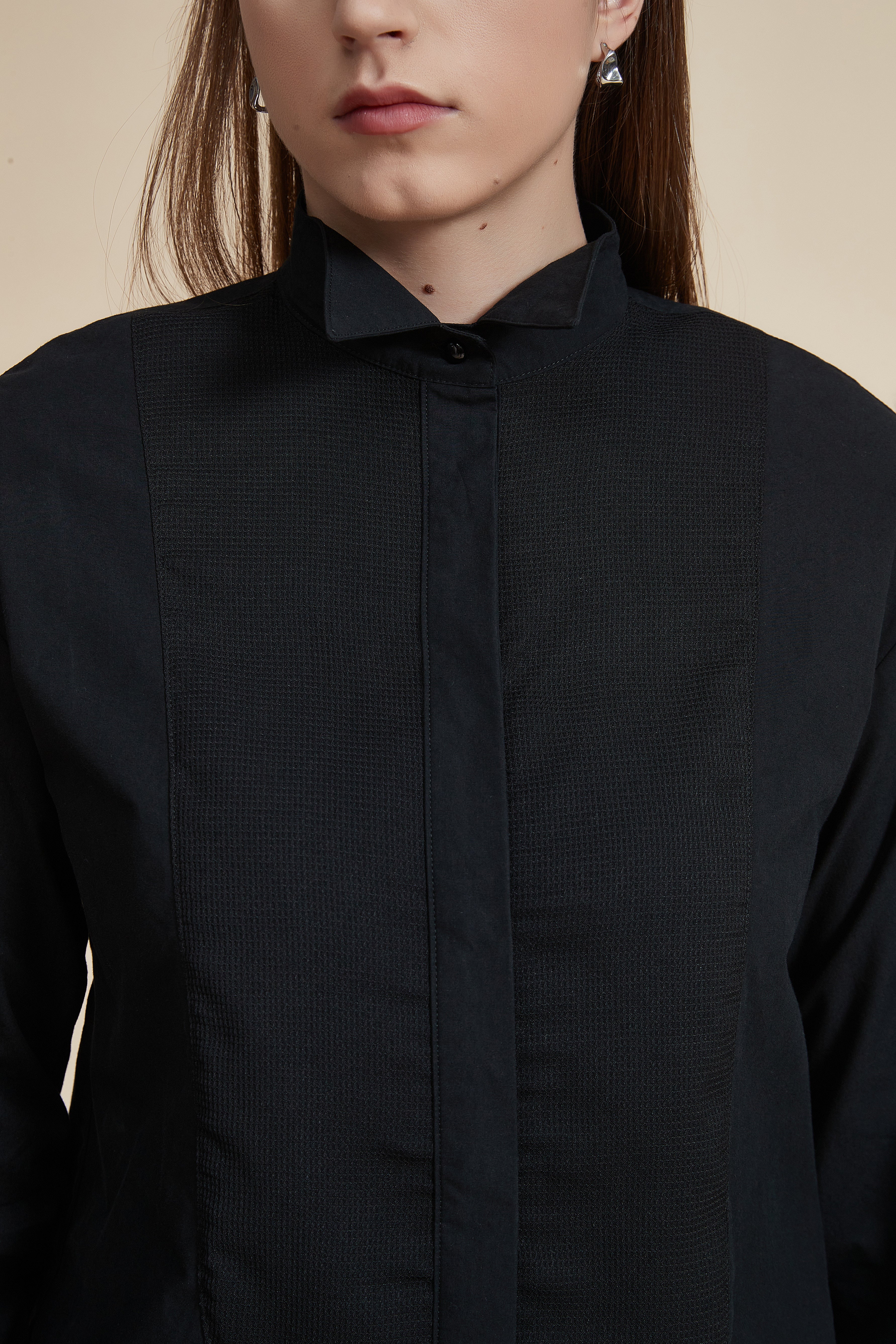 بلوزة طويلة ذات ياقة وأزرار أمامية