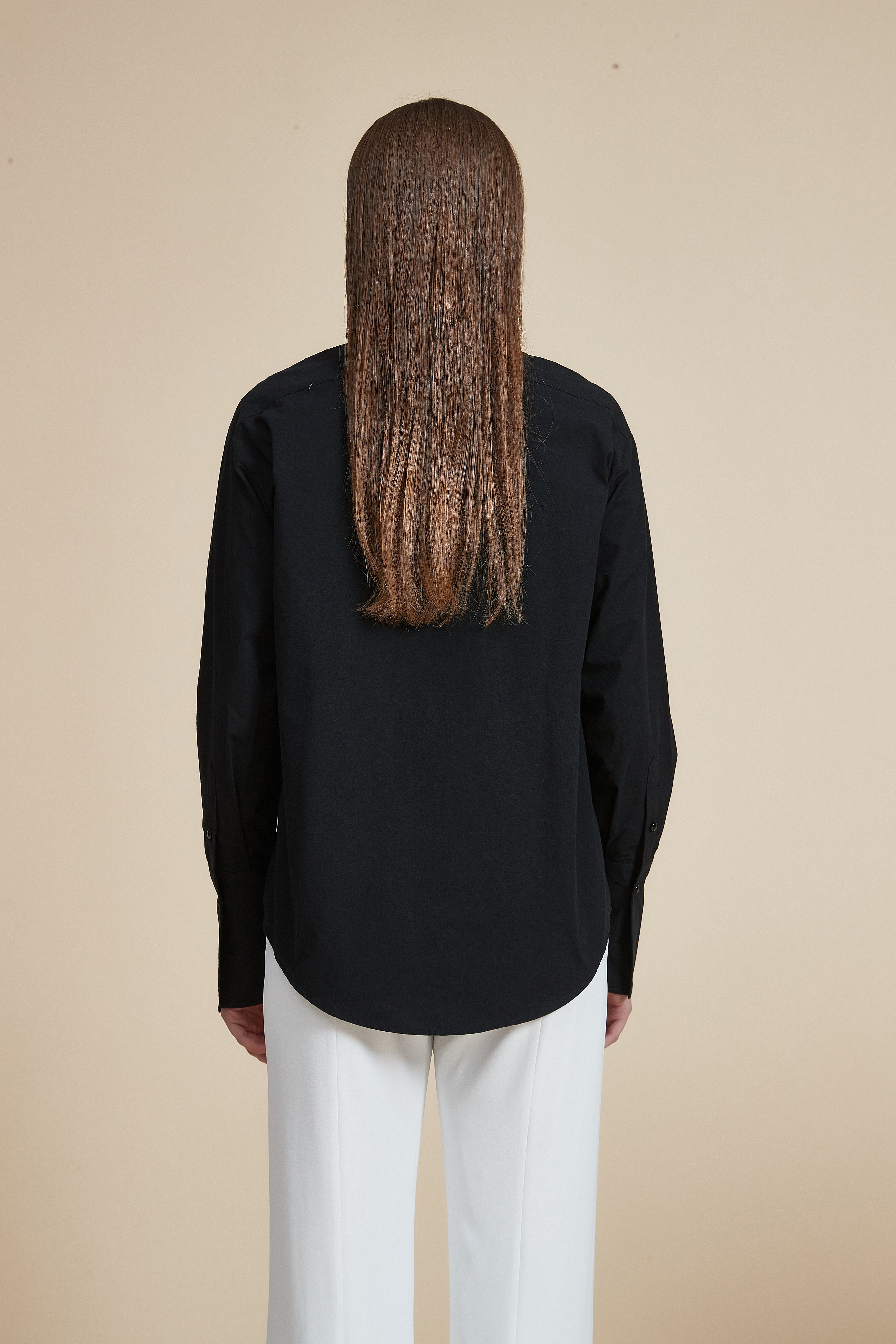 بلوزة طويلة ذات ياقة وأزرار أمامية