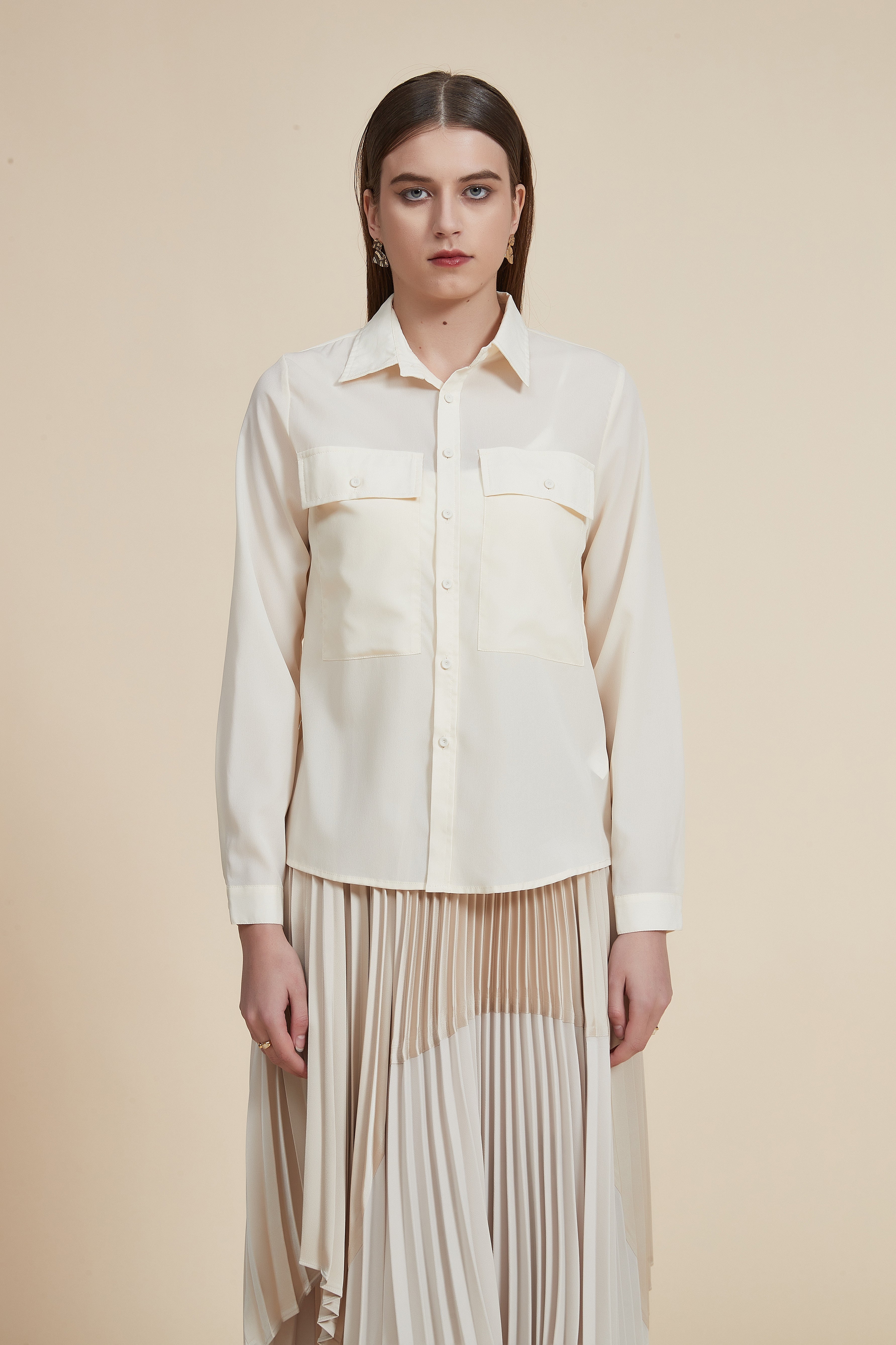 بلوزة بياقة قميص وجيوب عالصدر وأكمام طويلة