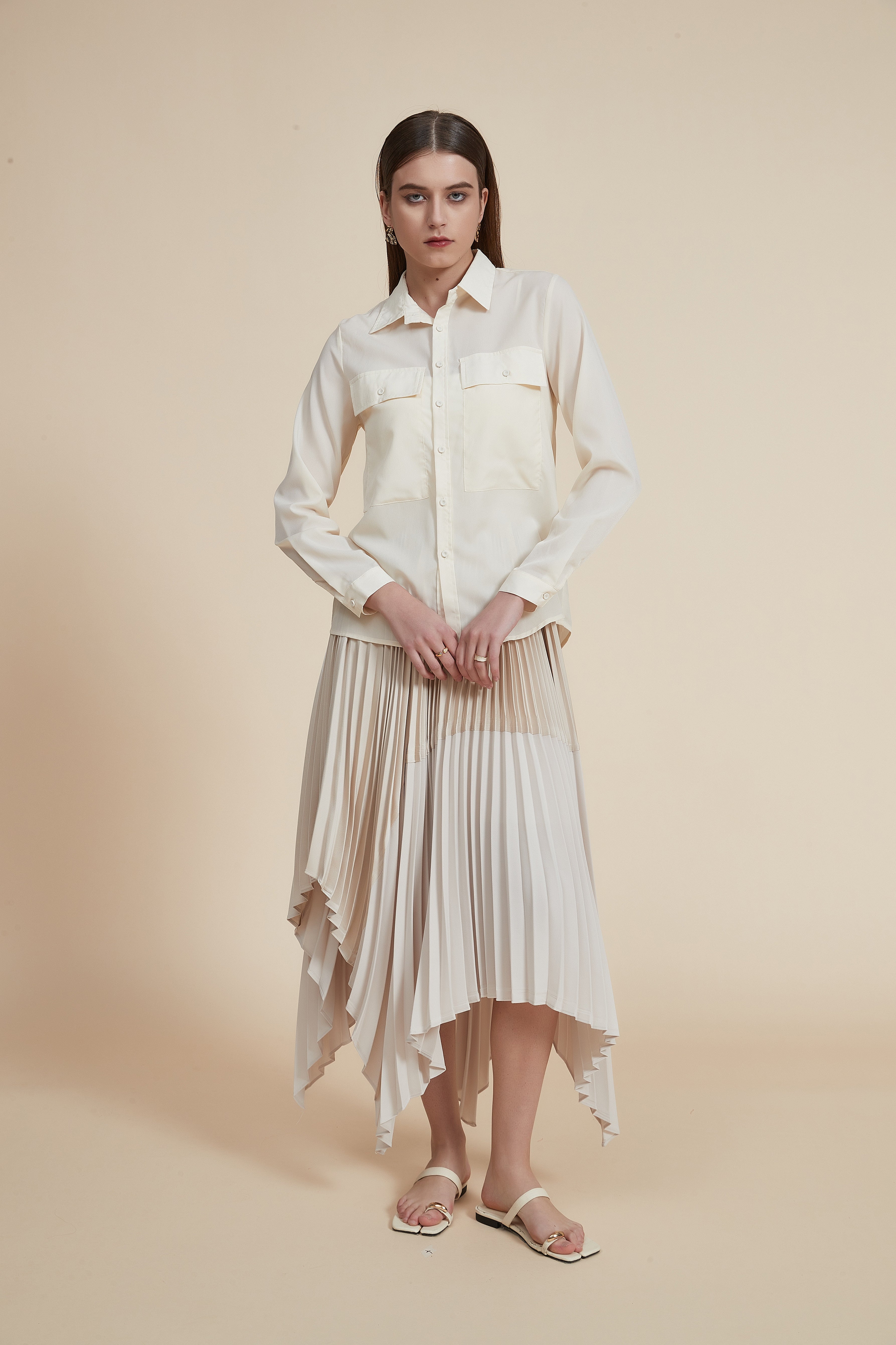 بلوزة بياقة قميص وجيوب عالصدر وأكمام طويلة