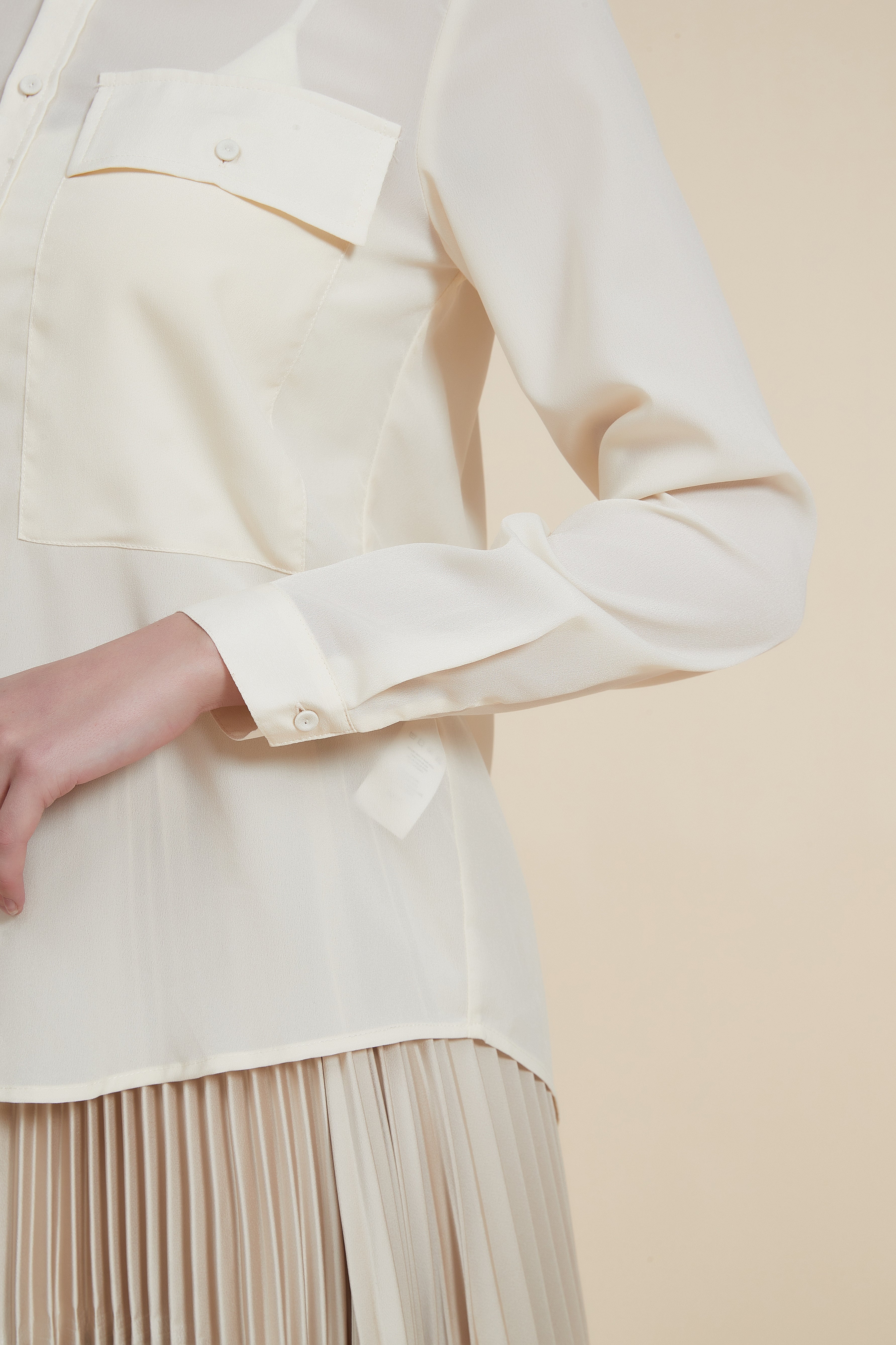 بلوزة بياقة قميص وجيوب عالصدر وأكمام طويلة